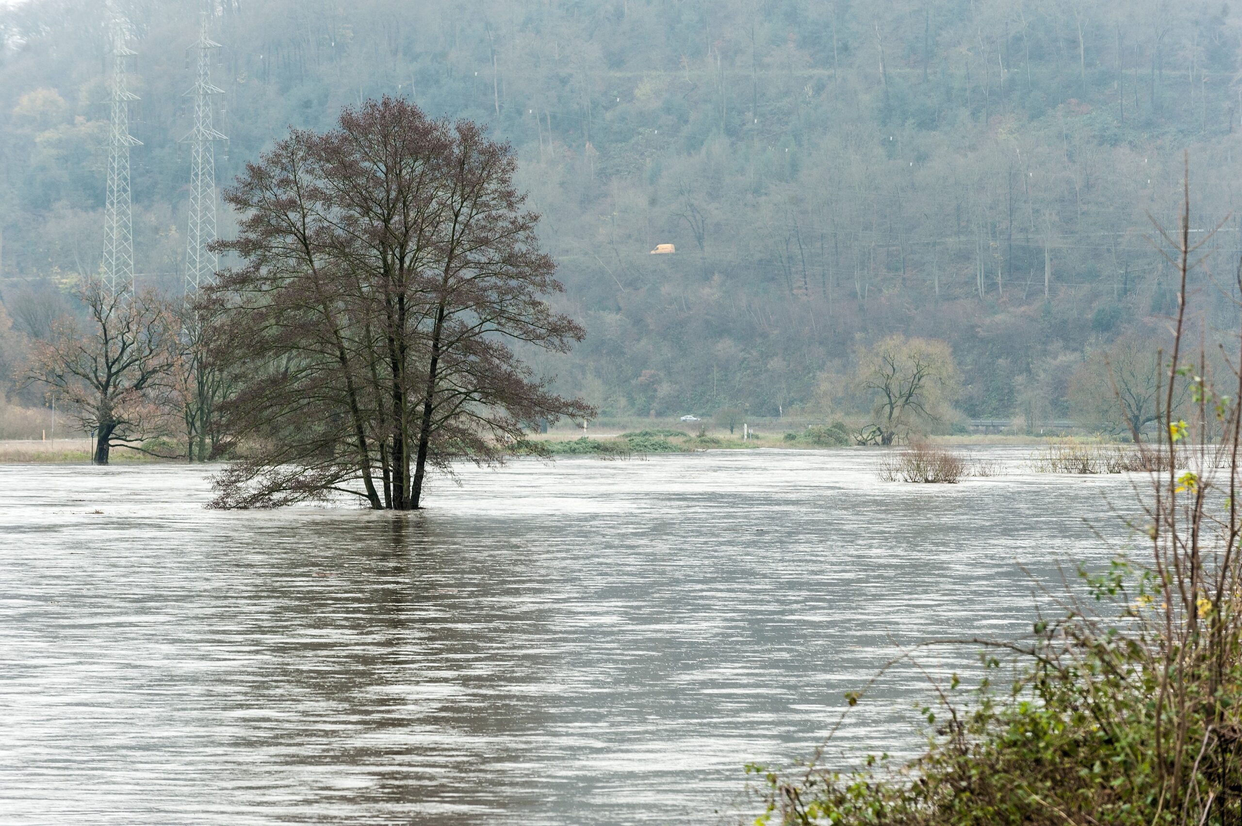 Winter 2015 in Hattingen, Hochwasser der Ruhr, weite gebiete sind überschwemmt und Verkehrswege, vor allem der Radweg Leinpfad wurden gesperrt, hier an der Isenbergstraße, nähe DLRG Heim.