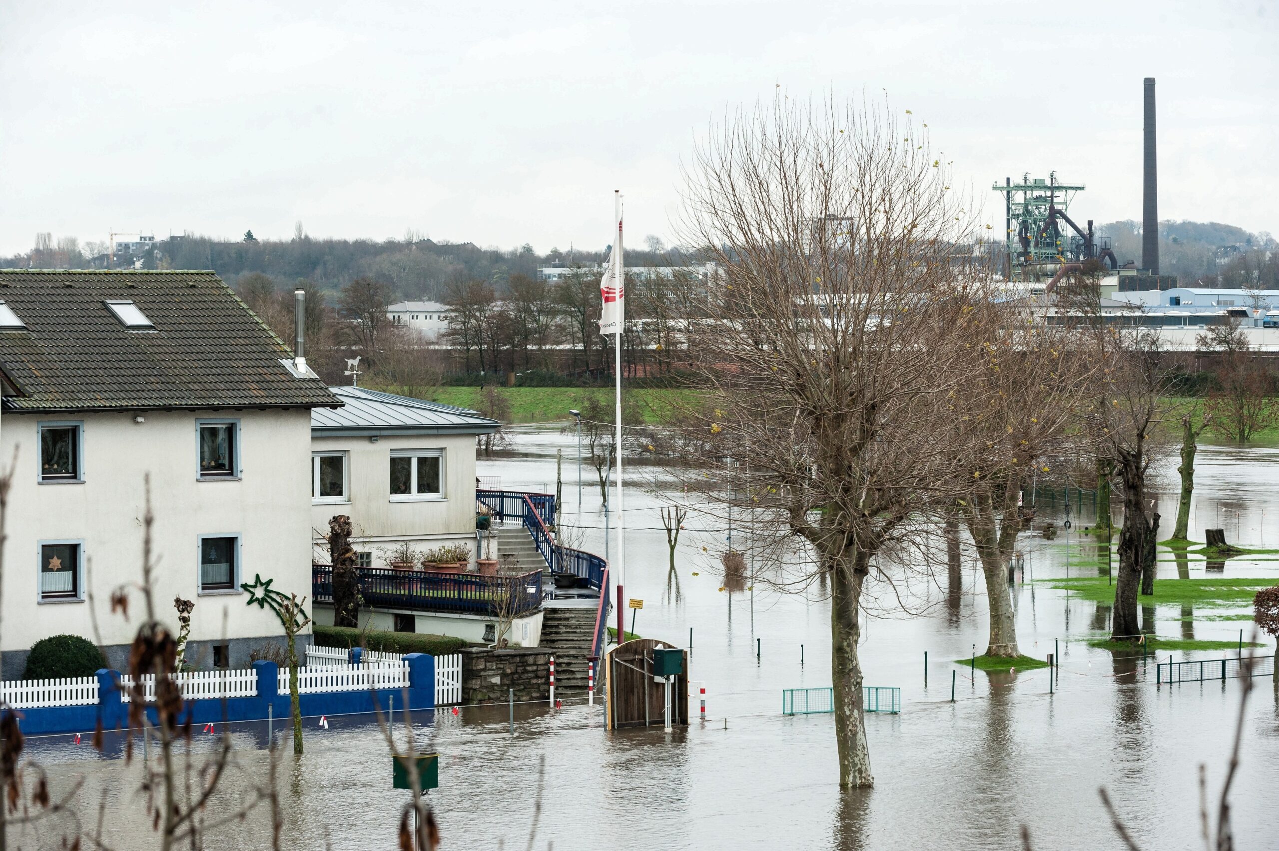 Winter 2015 in Hattingen, Hochwasser der Ruhr, weite Gebiete sind überschwemmt und Verkehrswege, vor allem der Radweg Leinpfad wurden gesperrt, hier der Campingplatz Stolle, Ruhrbrücke Bochumer Straße, musste evakuiert werden, der Platz ist komplett überflutet, Leinpfad und Wehr sind nicht mehr zu sehen.