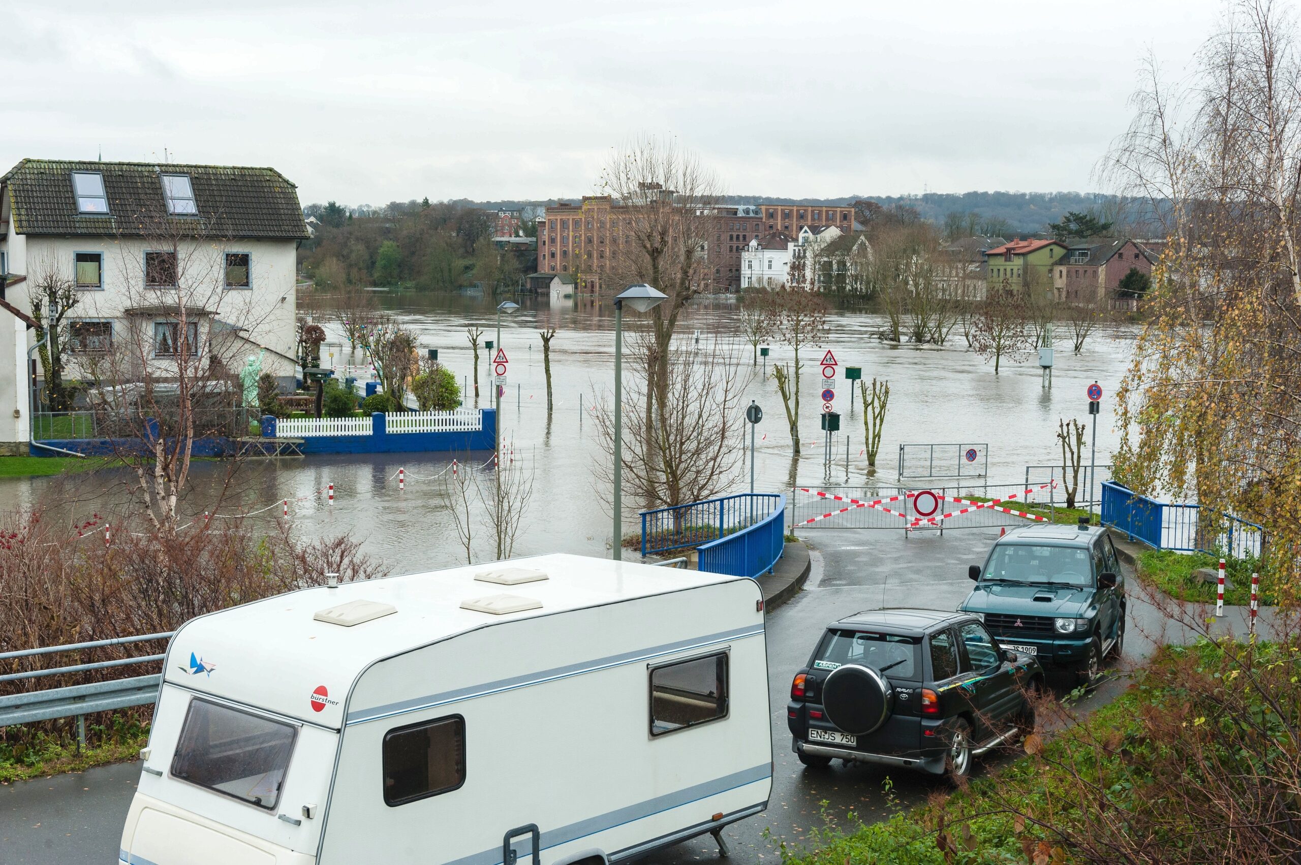 Winter 2015 in Hattingen, Hochwasser der Ruhr, weite Gebiete sind überschwemmt und Verkehrswege, vor allem der Radweg Leinpfad wurden gesperrt, hier der Campingplatz Stolle, Ruhrbrücke Bochumer Straße, musste evakuiert werden, der Platz ist komplett überflutet, Leinpfad und Wehr sind nicht mehr zu sehen.