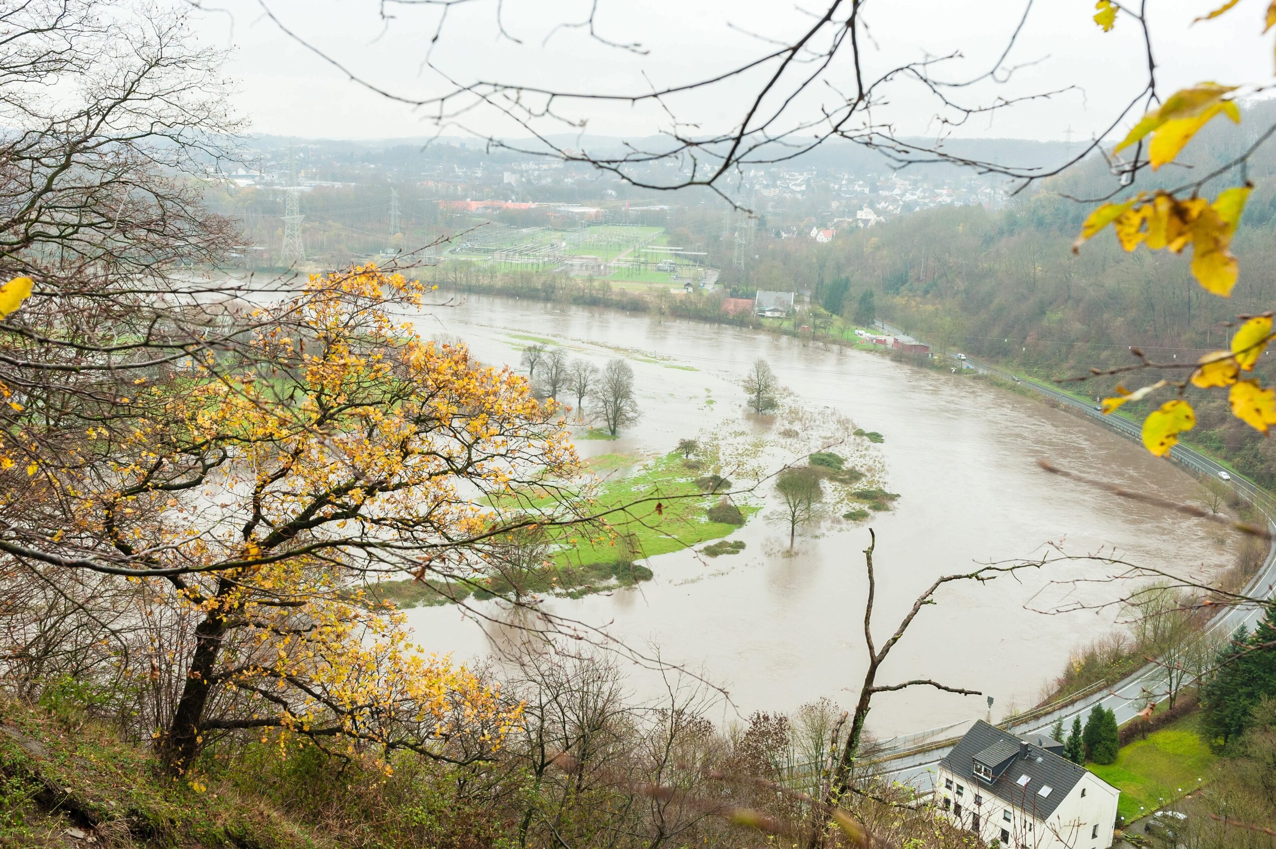 Winter 2015 in Hattingen, Hochwasser der Ruhr, weite gebiete sind überschwemmt und Verkehrswege, vor allem der Radweg Leinpfad wurden gesperrt, hier Blick von der Isenburg Ruine aus auf den Ruhrbogen an der Isenbergstraße, die Ruhrauen sind weitesgehend überflutet.