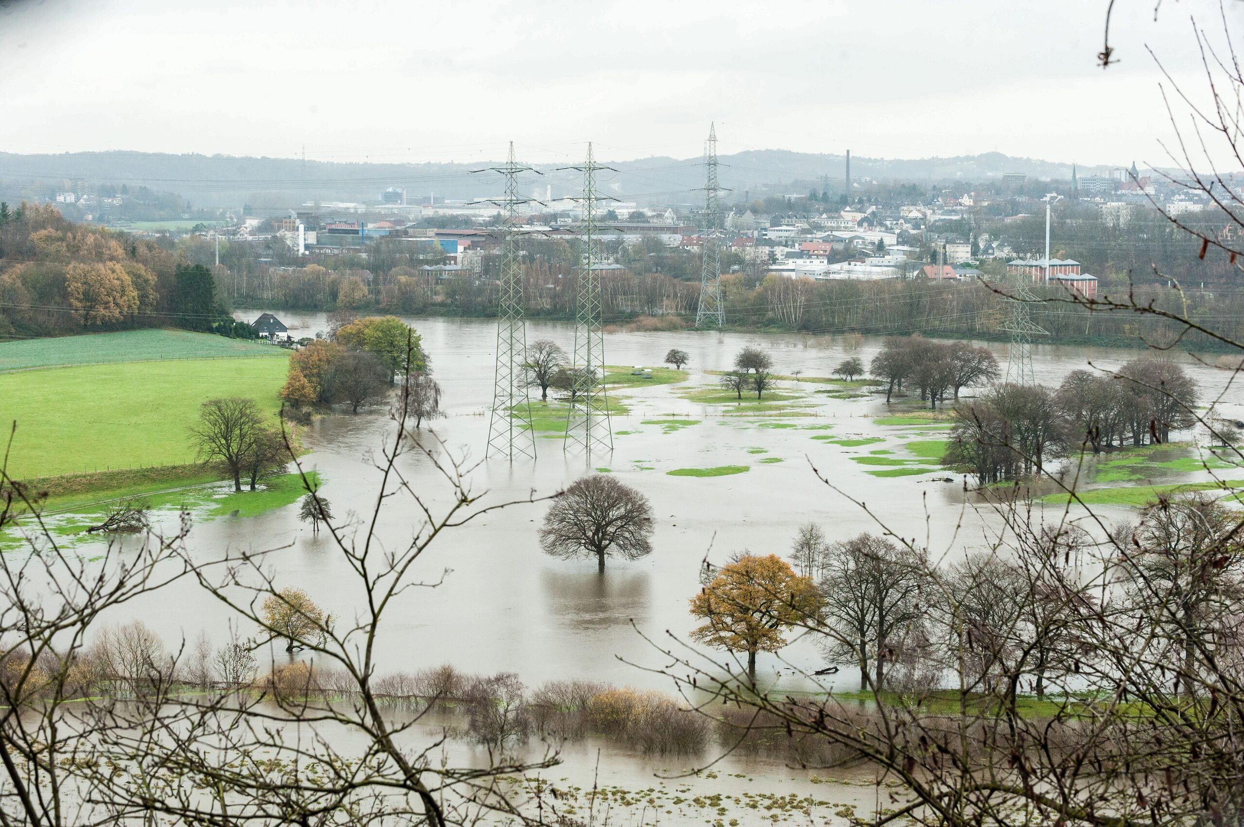 Winter 2015 in Hattingen, Hochwasser der Ruhr, weite gebiete sind überschwemmt und Verkehrswege, vor allem der Radweg Leinpfad wurden gesperrt, hier Blick von der Isenburg Ruine aus auf den Ruhrbogen an der Isenbergstraße, die Ruhrauen sind weitesgehend überflutet.