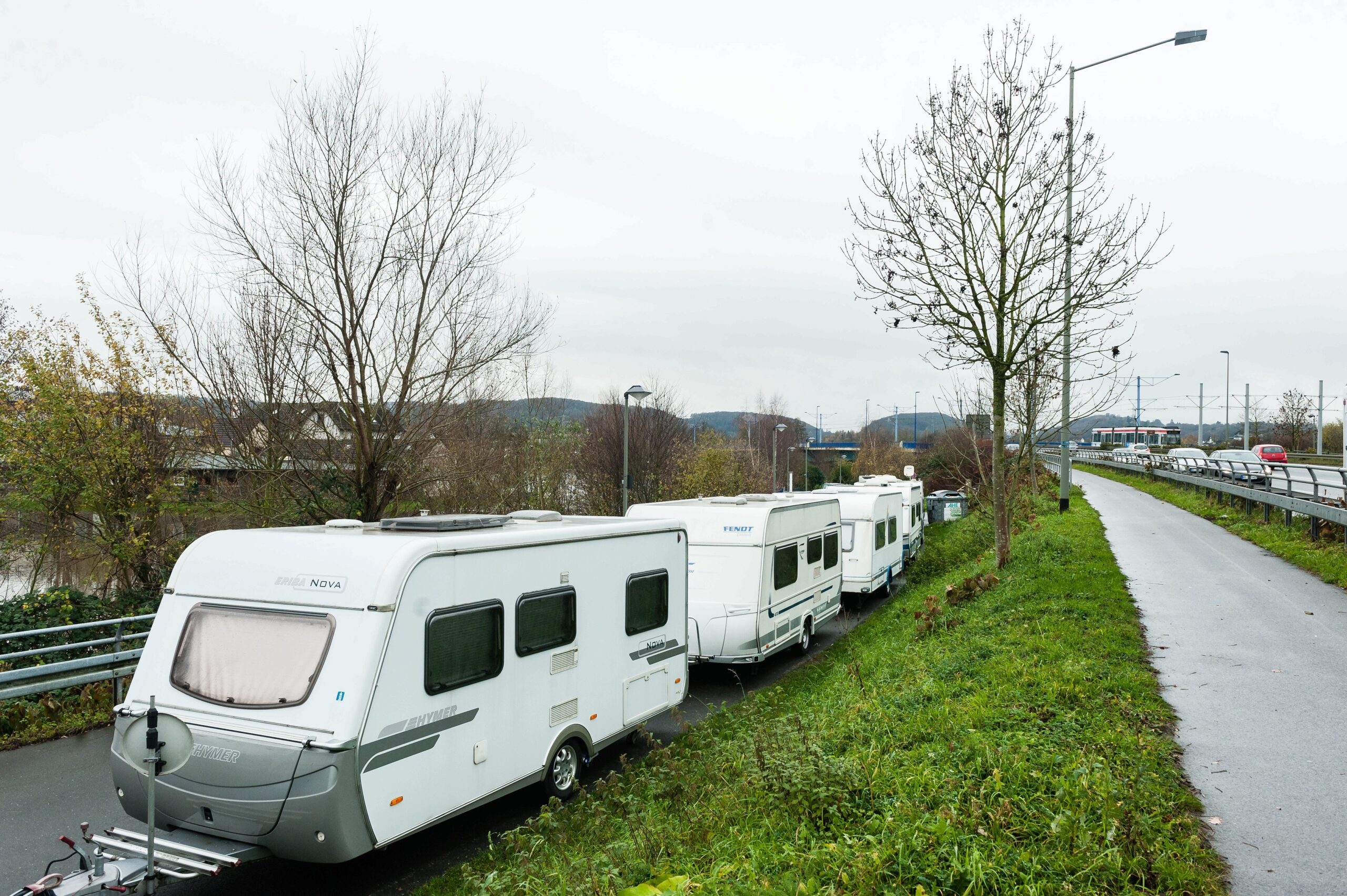 Winter 2015 in Hattingen, Hochwasser der Ruhr, weite gebiete sind überschwemmt und Verkehrswege, vor allem der Radweg Leinpfad wurden gesperrt, hier Blick von der Isenburg Ruine aus auf den Ruhrbogen an der Isenbergstraße, die Ruhrauen sind weitesgehend überflutet.