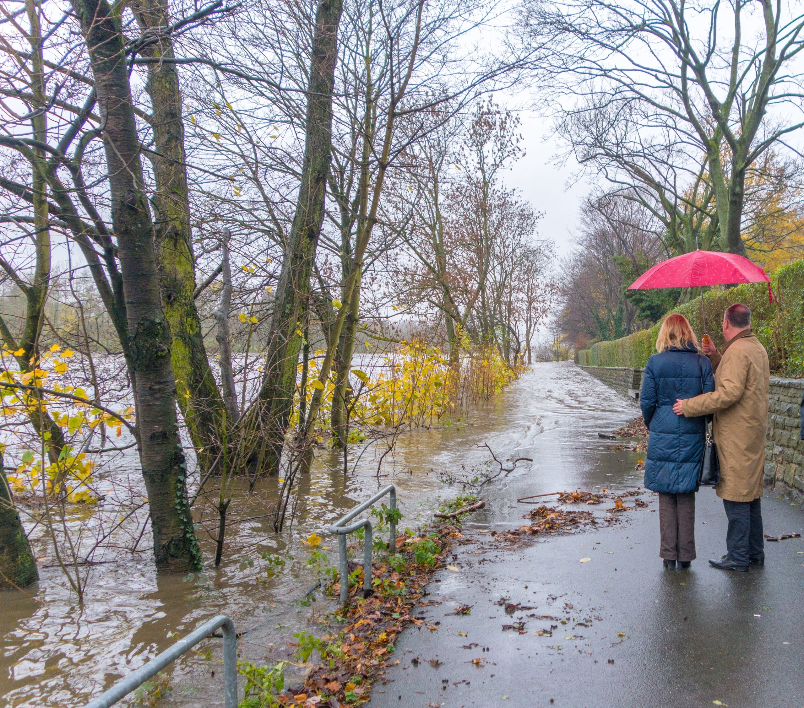 Essen Kettwig - Hochwasser an der Ruhr - Ehepaar Hoffstedt aus Groningen - ab Uferpalais ist der Leinpfad unpassierbar.