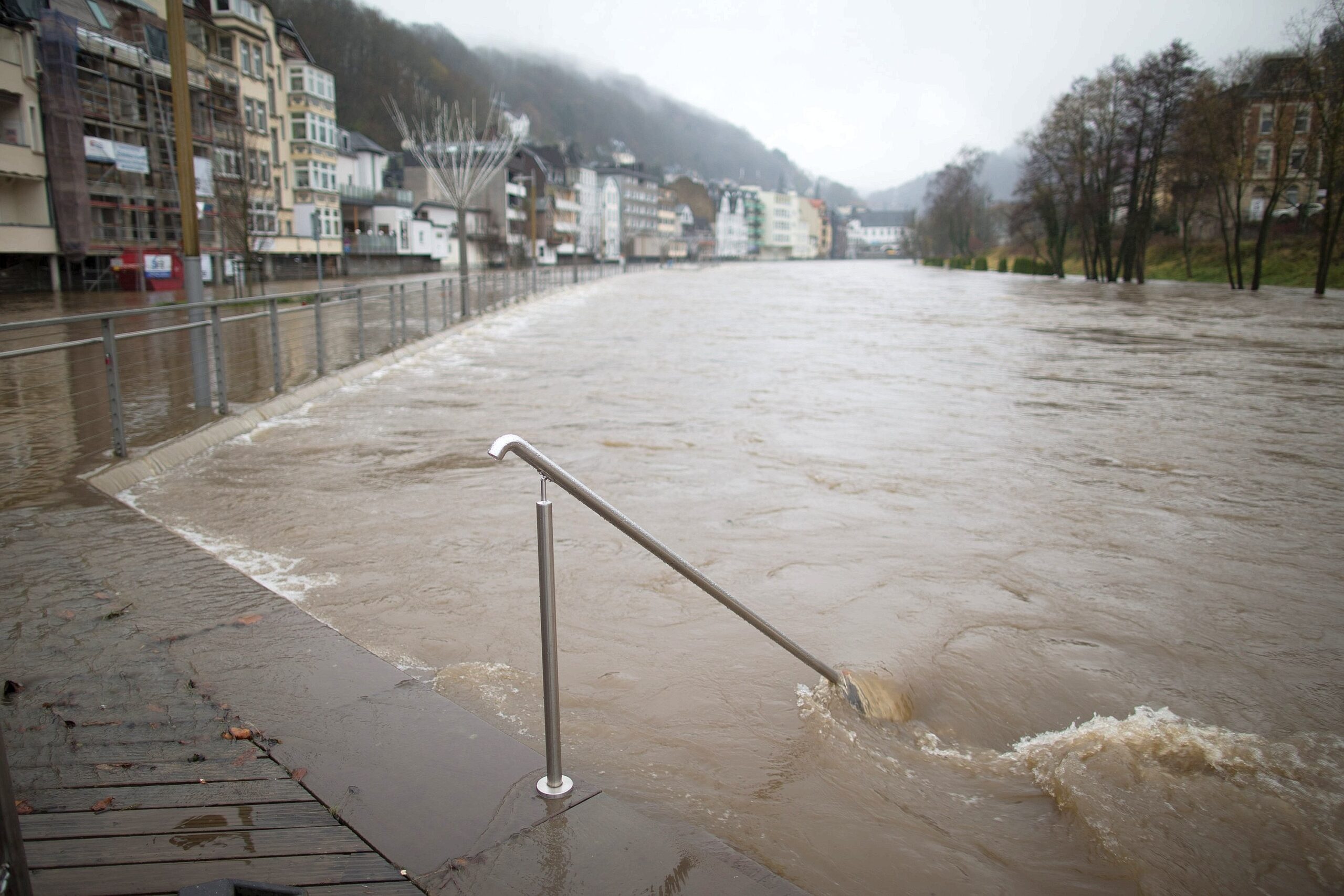 Die Lenne ist am 01.12.2015 in Altena (Nordrhein-Westfalen) über die Ufer getreten. Starke Regenfälle haben die Flüsse Ruhr und Lenne über die Ufer steigen lassen. In der Innenstadt von Altena (Märkischer Kreis) stand eine Uferpromenade unter Wasser.