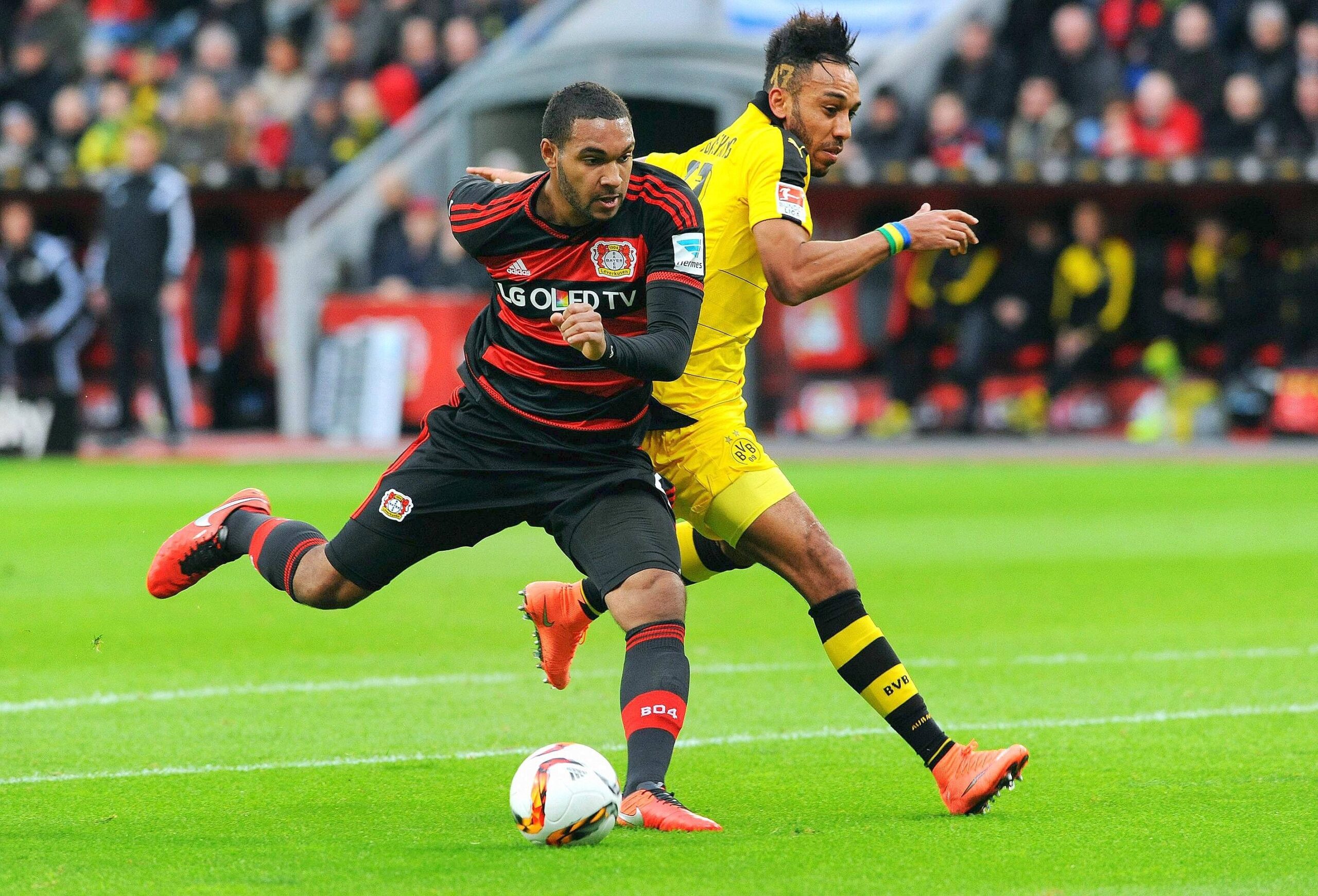 In einem umkämpften Bundesliga-Spitzenspiel bei Bayer Leverkusen fand der BVB das glücklichere Ende: Nach einem Treffer durch Pierre-Emerick Aubameyang siegte Borussia Dortmund mit 1:0. Für Aufregung sorgte Schiedsrichter Felix Zwayer, der das Spiel für zehn Minuten unterbrach. Bayer-Trainer Roger Schmidt war seiner Anweisung, auf die Tribüne zu gehen, nicht gefolgt.