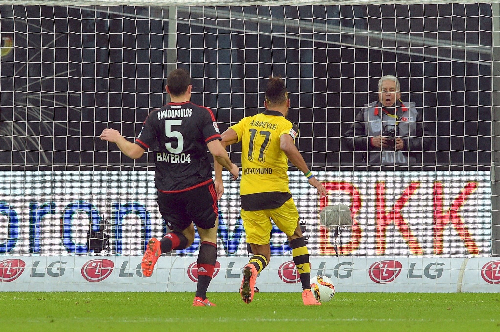 In einem umkämpften Bundesliga-Spitzenspiel bei Bayer Leverkusen fand der BVB das glücklichere Ende: Nach einem Treffer durch Pierre-Emerick Aubameyang siegte Borussia Dortmund mit 1:0. Für Aufregung sorgte Schiedsrichter Felix Zwayer, der das Spiel für zehn Minuten unterbrach. Bayer-Trainer Roger Schmidt war seiner Anweisung, auf die Tribüne zu gehen, nicht gefolgt.