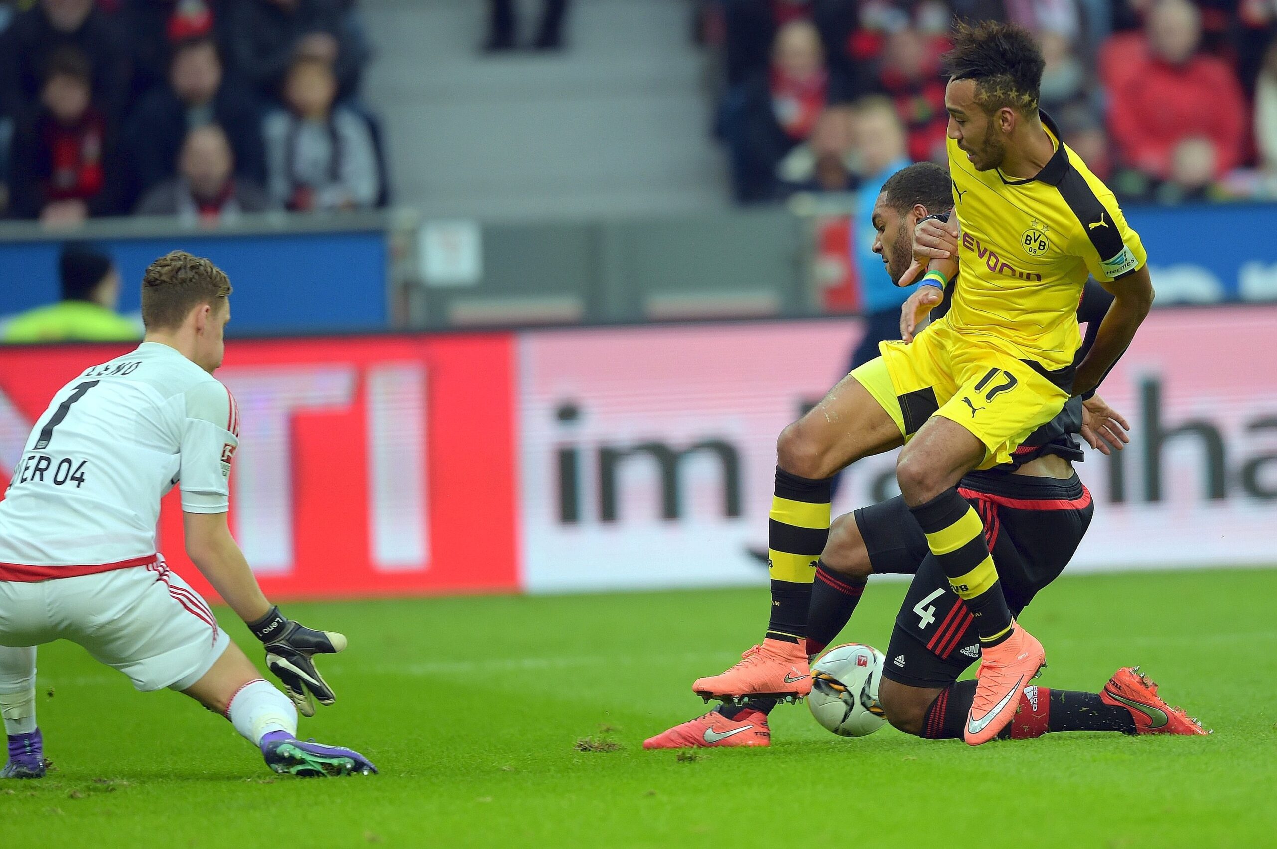 In einem umkämpften Bundesliga-Spitzenspiel bei Bayer Leverkusen fand der BVB das glücklichere Ende: Nach einem Treffer durch Pierre-Emerick Aubameyang siegte Borussia Dortmund mit 1:0. Für Aufregung sorgte Schiedsrichter Felix Zwayer, der das Spiel für zehn Minuten unterbrach. Bayer-Trainer Roger Schmidt war seiner Anweisung, auf die Tribüne zu gehen, nicht gefolgt.