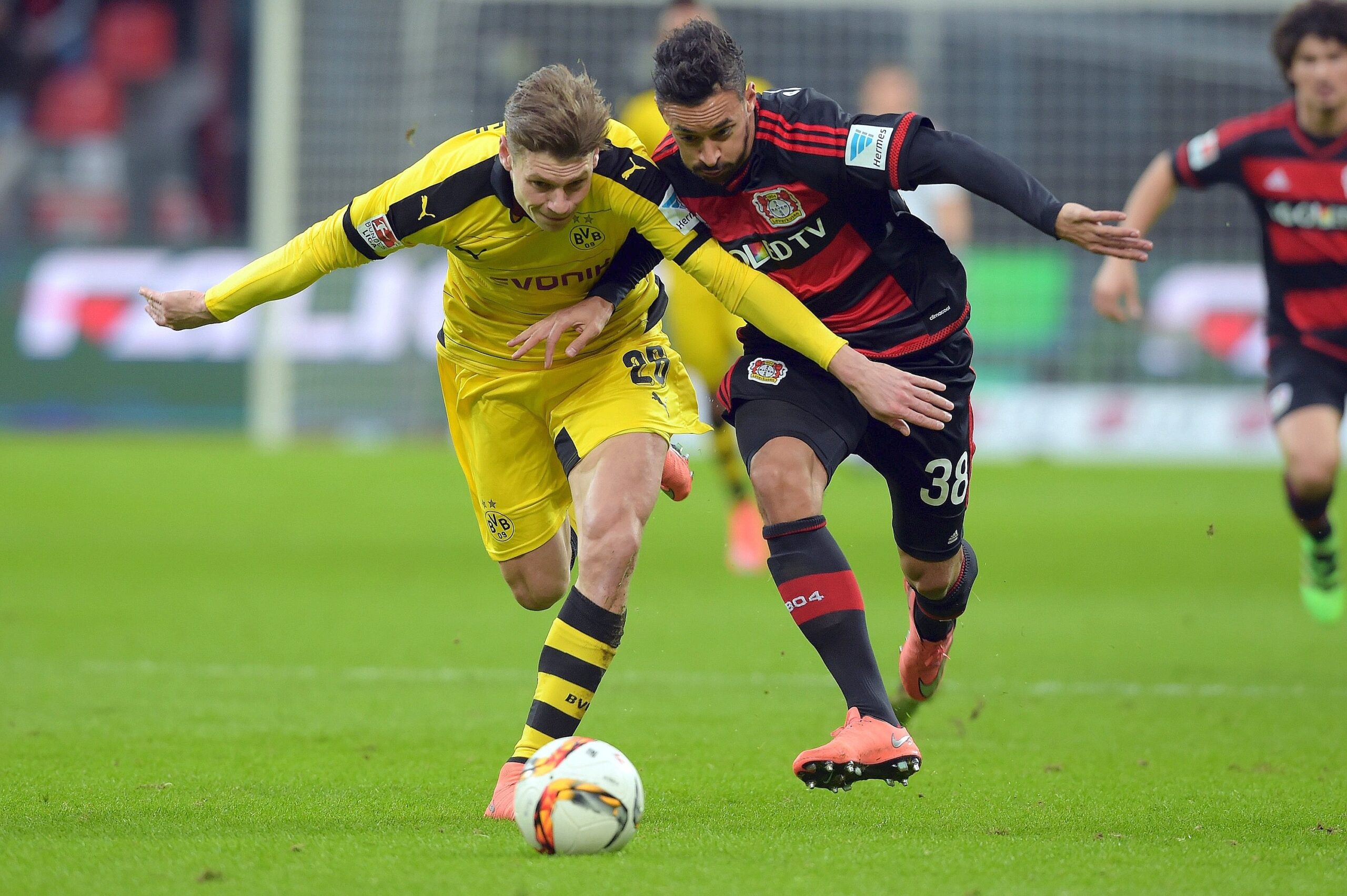 In einem umkämpften Bundesliga-Spitzenspiel bei Bayer Leverkusen fand der BVB das glücklichere Ende: Nach einem Treffer durch Pierre-Emerick Aubameyang siegte Borussia Dortmund mit 1:0. Für Aufregung sorgte Schiedsrichter Felix Zwayer, der das Spiel für zehn Minuten unterbrach. Bayer-Trainer Roger Schmidt war seiner Anweisung, auf die Tribüne zu gehen, nicht gefolgt.