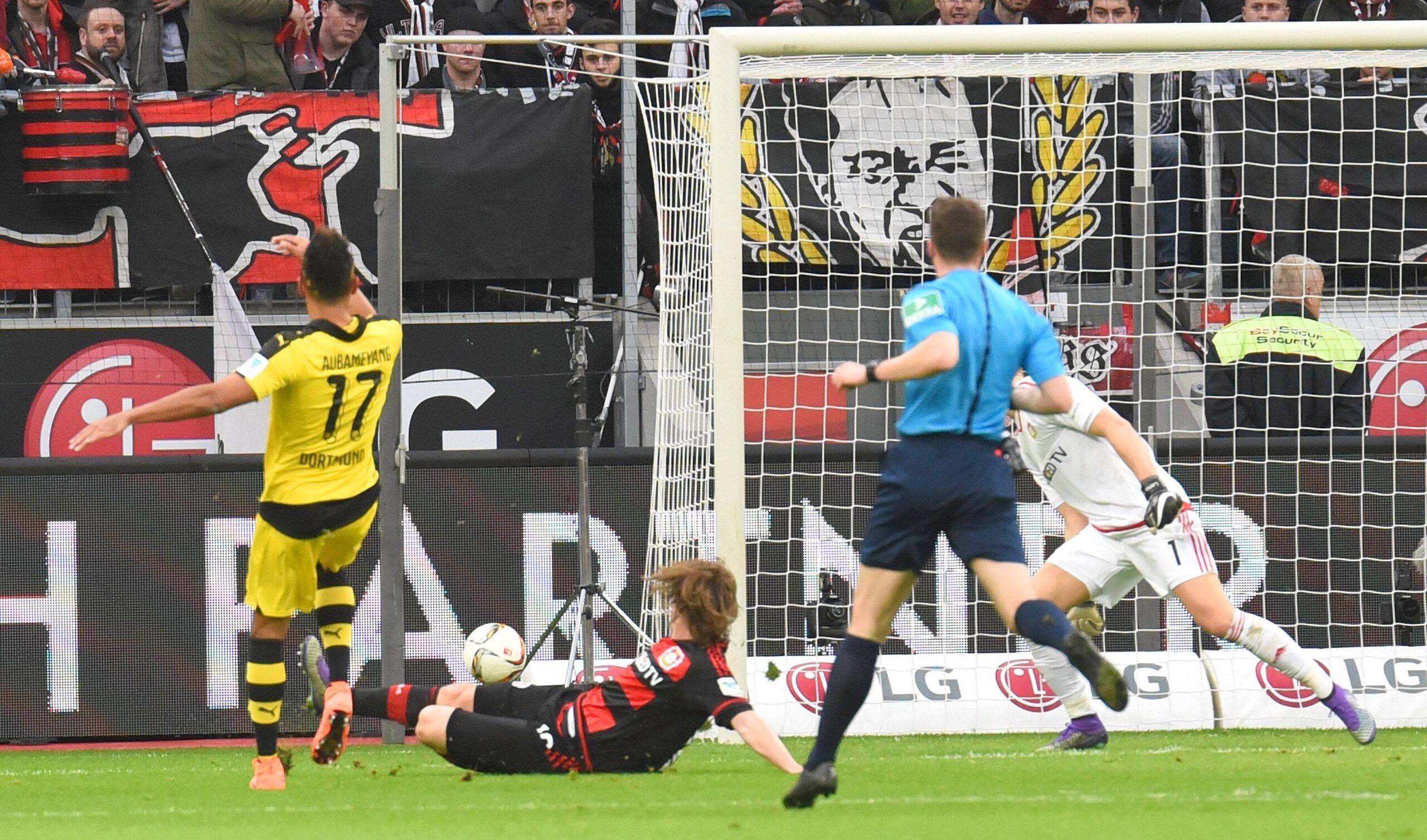 In einem umkämpften Bundesliga-Spitzenspiel bei Bayer Leverkusen fand der BVB das glücklichere Ende: Nach einem Treffer durch Pierre-Emerick Aubameyang siegte Borussia Dortmund mit 1:0. Für Aufregung sorgte Schiedsrichter Felix Zwayer, der das Spiel für zehn Minuten unterbrach. Bayer-Trainer Roger Schmidt war seiner Anweisung, auf die Tribüne zu gehen, nicht gefolgt.