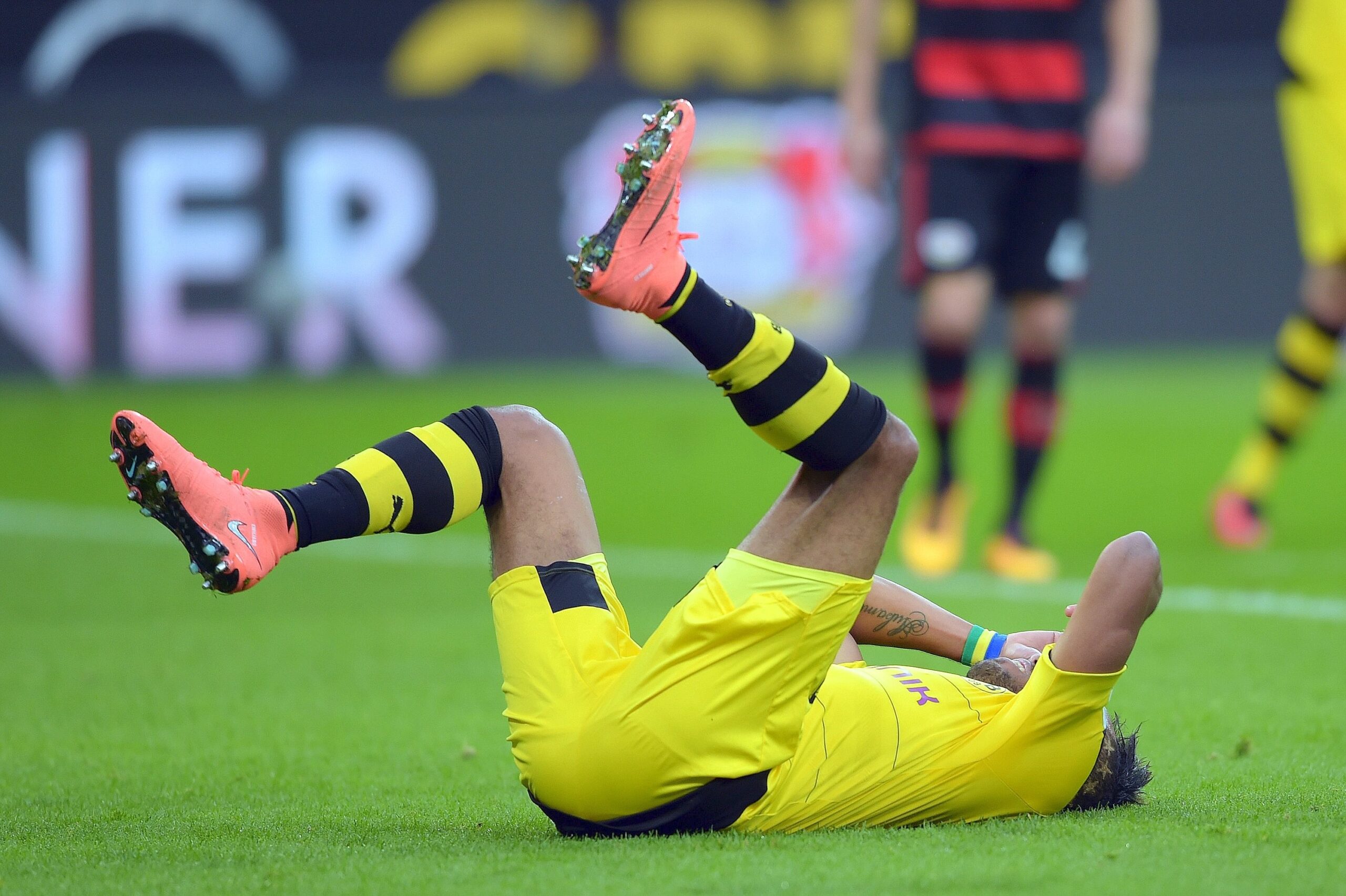 In einem umkämpften Bundesliga-Spitzenspiel bei Bayer Leverkusen fand der BVB das glücklichere Ende: Nach einem Treffer durch Pierre-Emerick Aubameyang siegte Borussia Dortmund mit 1:0. Für Aufregung sorgte Schiedsrichter Felix Zwayer, der das Spiel für zehn Minuten unterbrach. Bayer-Trainer Roger Schmidt war seiner Anweisung, auf die Tribüne zu gehen, nicht gefolgt.