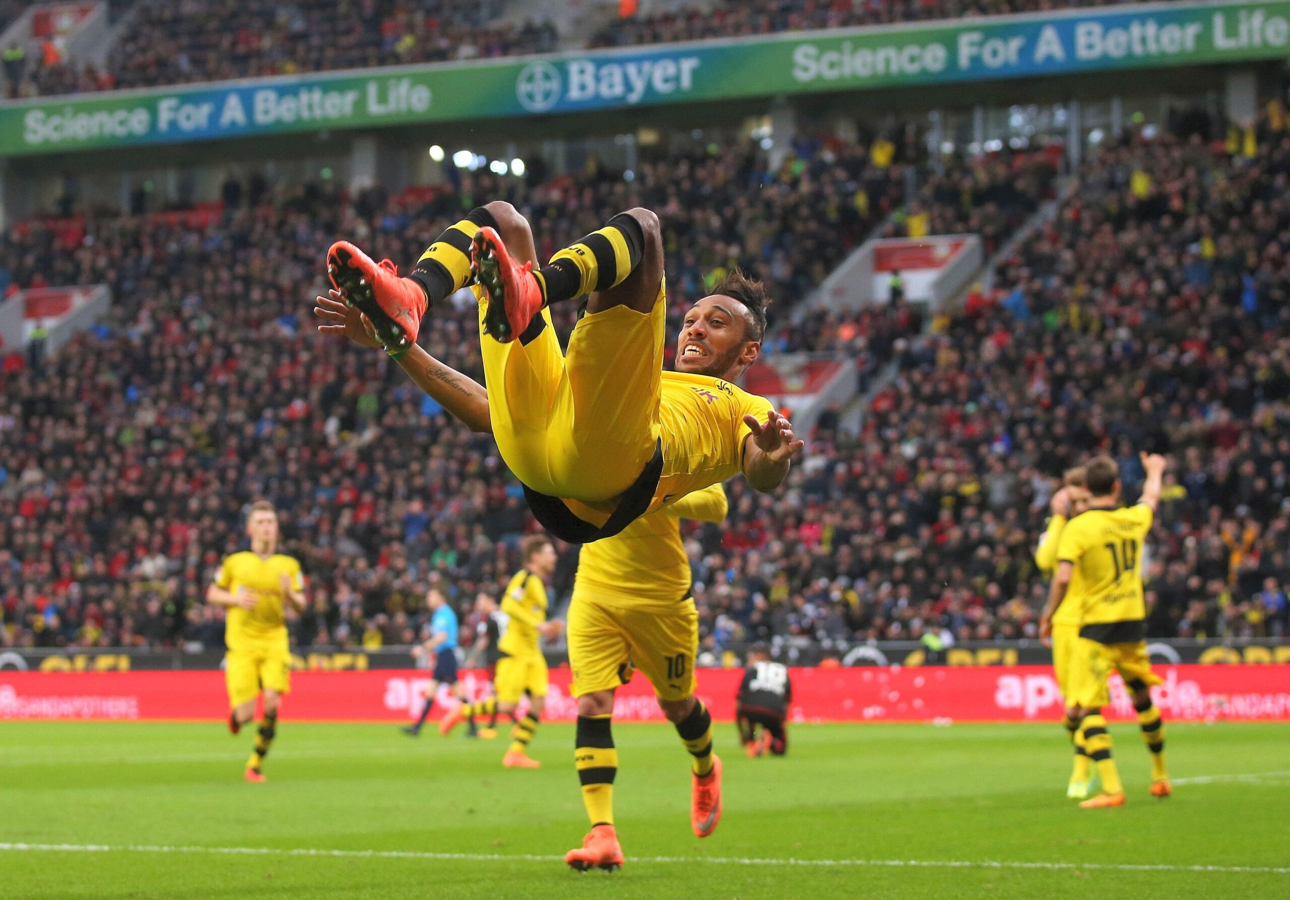 In einem umkämpften Bundesliga-Spitzenspiel bei Bayer Leverkusen fand der BVB das glücklichere Ende: Nach einem Treffer durch Pierre-Emerick Aubameyang siegte Borussia Dortmund mit 1:0. Für Aufregung sorgte Schiedsrichter Felix Zwayer, der das Spiel für zehn Minuten unterbrach. Bayer-Trainer Roger Schmidt war seiner Anweisung, auf die Tribüne zu gehen, nicht gefolgt.