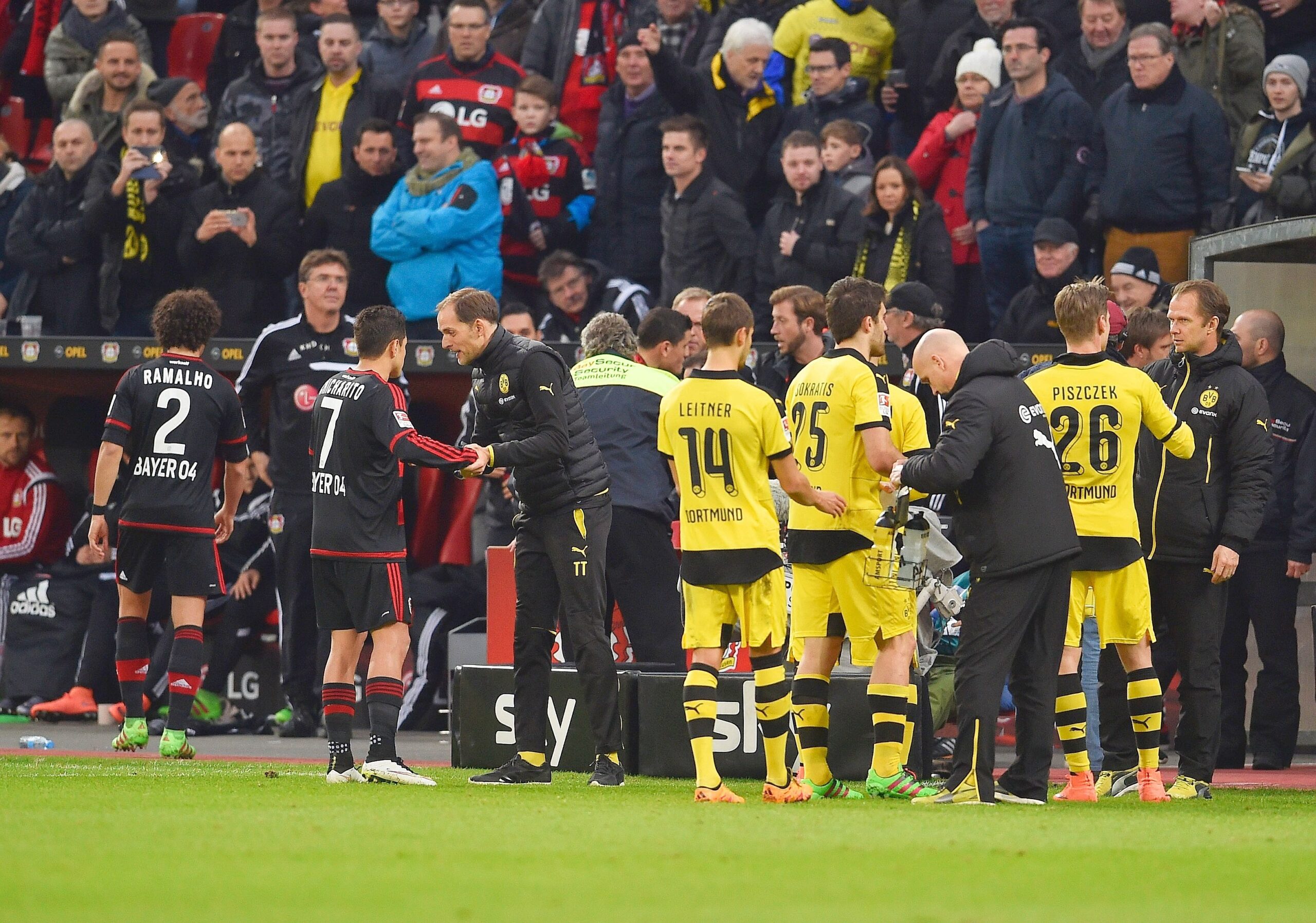 In einem umkämpften Bundesliga-Spitzenspiel bei Bayer Leverkusen fand der BVB das glücklichere Ende: Nach einem Treffer durch Pierre-Emerick Aubameyang siegte Borussia Dortmund mit 1:0. Für Aufregung sorgte Schiedsrichter Felix Zwayer, der das Spiel für zehn Minuten unterbrach. Bayer-Trainer Roger Schmidt war seiner Anweisung, auf die Tribüne zu gehen, nicht gefolgt.