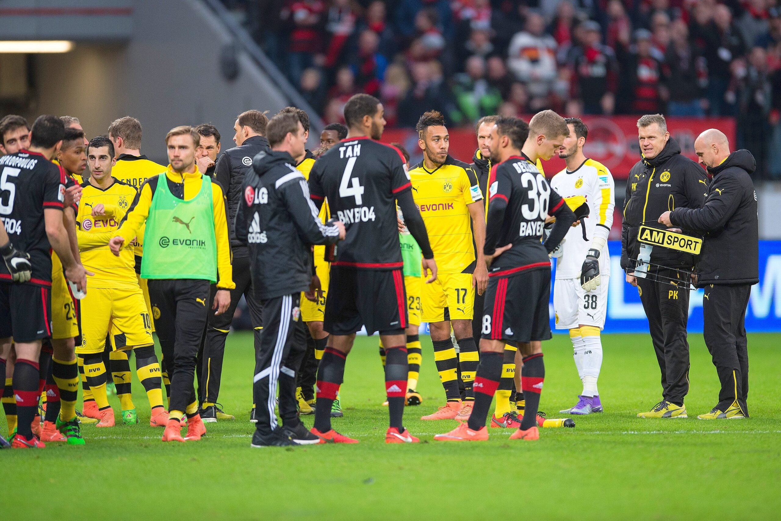 In einem umkämpften Bundesliga-Spitzenspiel bei Bayer Leverkusen fand der BVB das glücklichere Ende: Nach einem Treffer durch Pierre-Emerick Aubameyang siegte Borussia Dortmund mit 1:0. Für Aufregung sorgte Schiedsrichter Felix Zwayer, der das Spiel für zehn Minuten unterbrach. Bayer-Trainer Roger Schmidt war seiner Anweisung, auf die Tribüne zu gehen, nicht gefolgt.