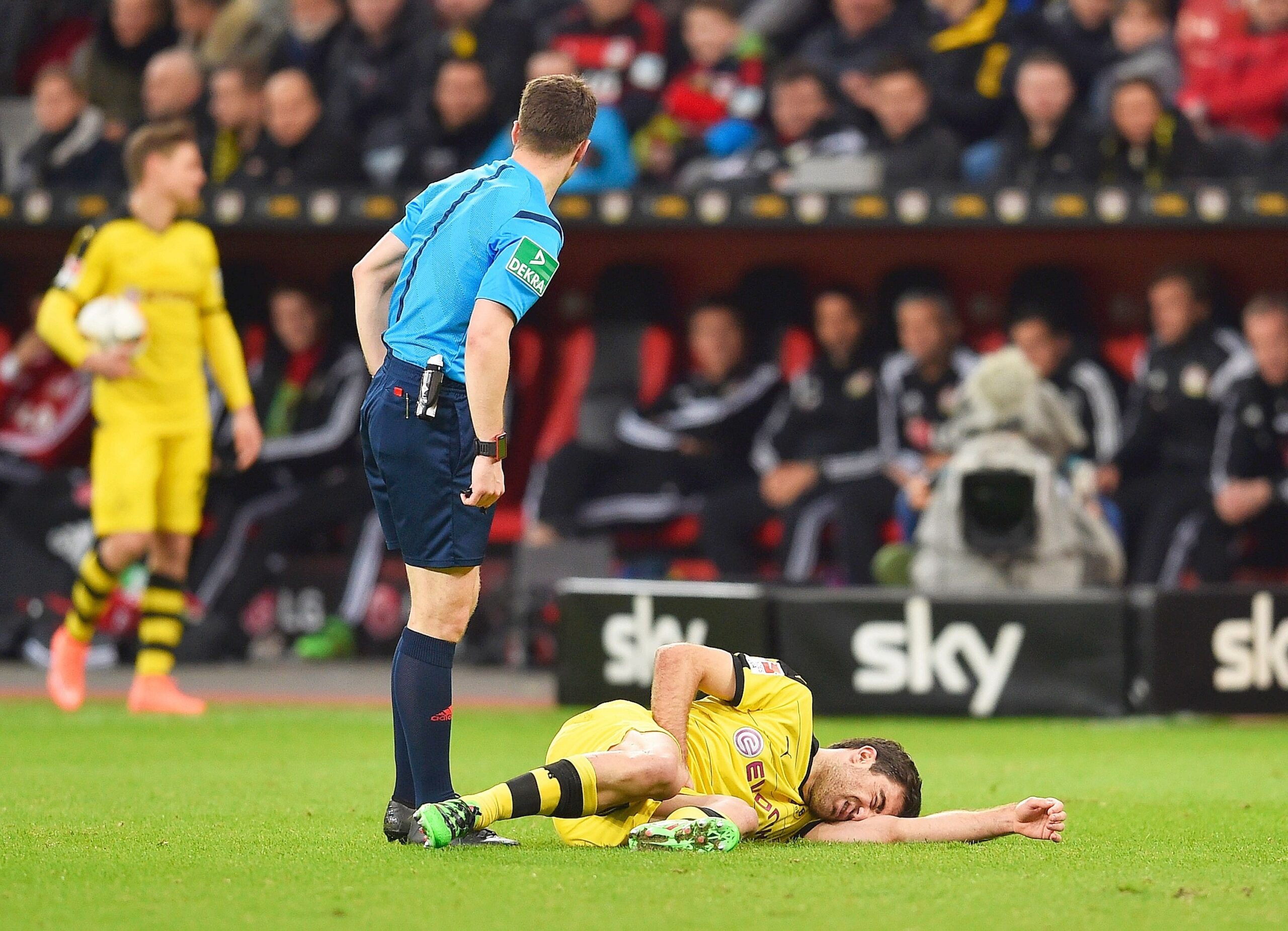 In einem umkämpften Bundesliga-Spitzenspiel bei Bayer Leverkusen fand der BVB das glücklichere Ende: Nach einem Treffer durch Pierre-Emerick Aubameyang siegte Borussia Dortmund mit 1:0. Für Aufregung sorgte Schiedsrichter Felix Zwayer, der das Spiel für zehn Minuten unterbrach. Bayer-Trainer Roger Schmidt war seiner Anweisung, auf die Tribüne zu gehen, nicht gefolgt.