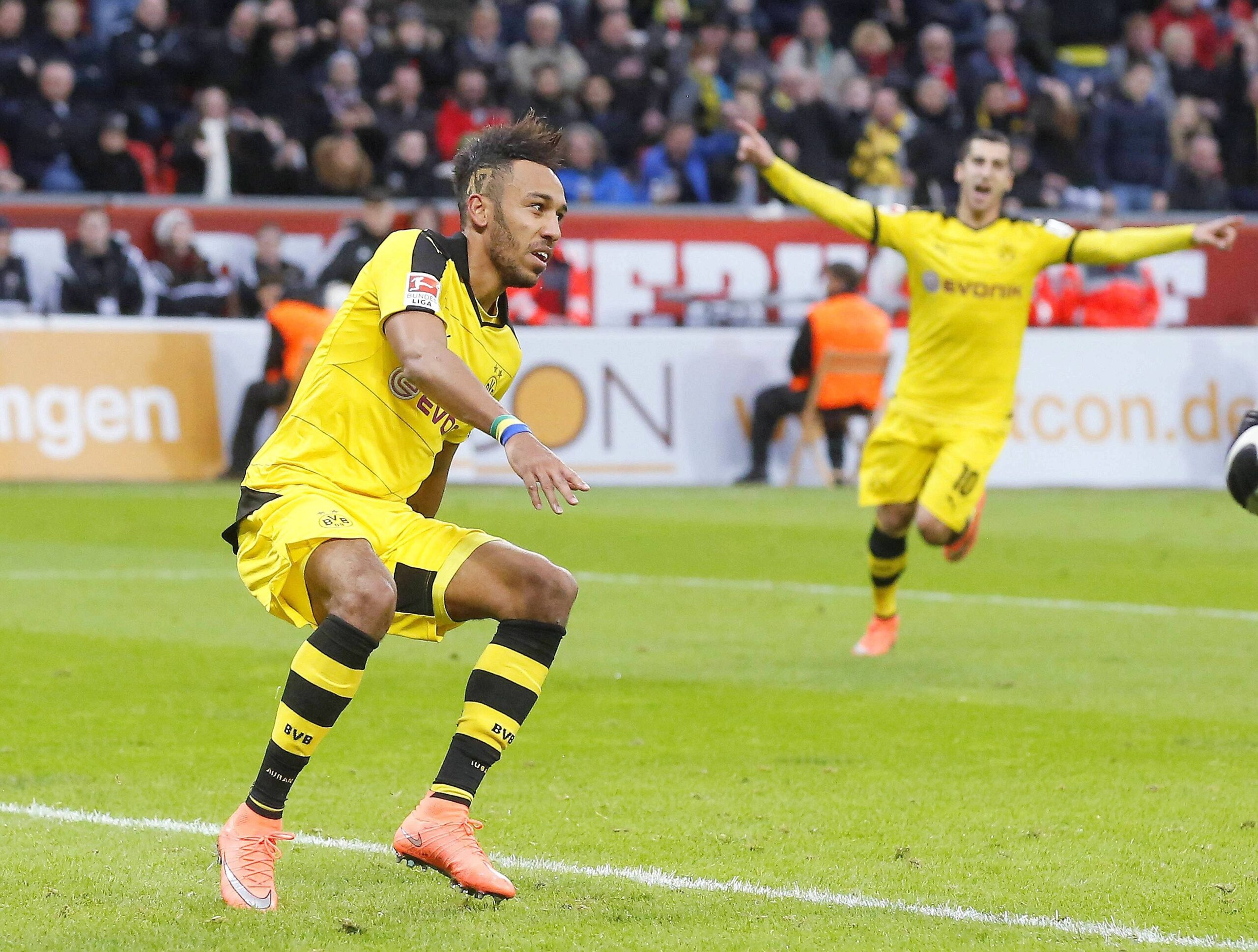 In einem umkämpften Bundesliga-Spitzenspiel bei Bayer Leverkusen fand der BVB das glücklichere Ende: Nach einem Treffer durch Pierre-Emerick Aubameyang siegte Borussia Dortmund mit 1:0. Für Aufregung sorgte Schiedsrichter Felix Zwayer, der das Spiel für zehn Minuten unterbrach. Bayer-Trainer Roger Schmidt war seiner Anweisung, auf die Tribüne zu gehen, nicht gefolgt.