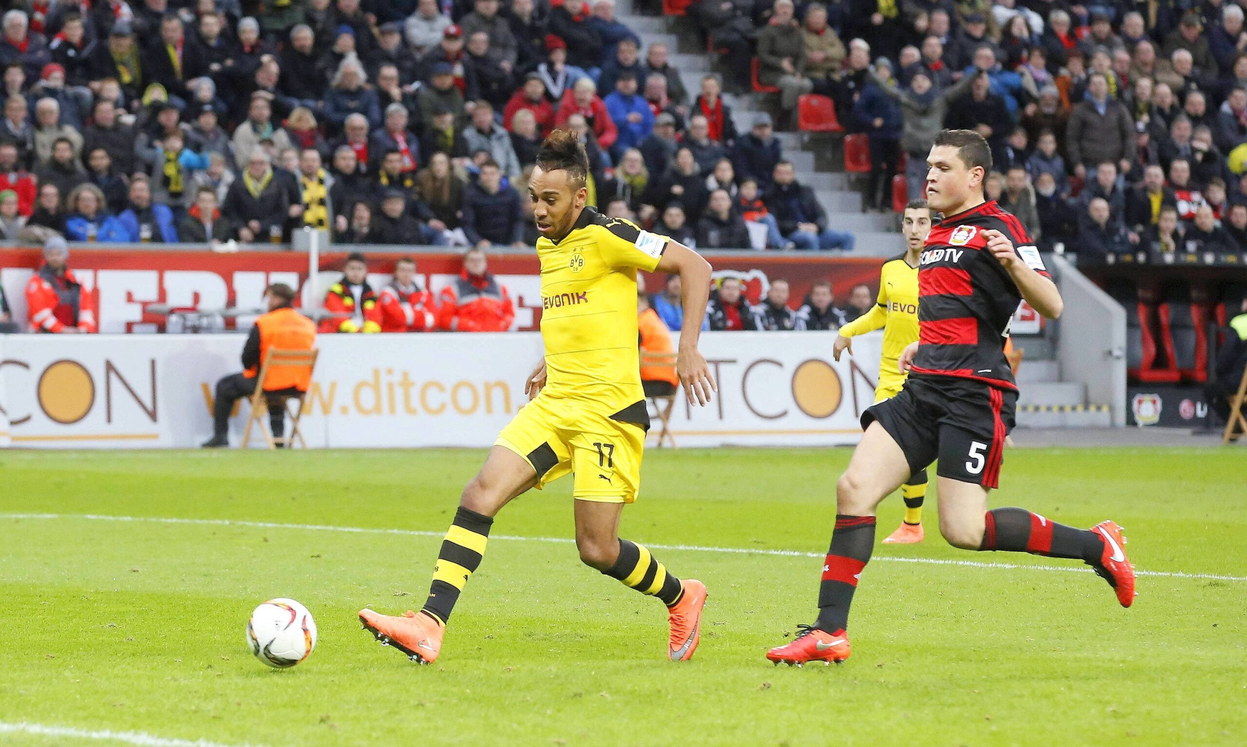 In einem umkämpften Bundesliga-Spitzenspiel bei Bayer Leverkusen fand der BVB das glücklichere Ende: Nach einem Treffer durch Pierre-Emerick Aubameyang siegte Borussia Dortmund mit 1:0. Für Aufregung sorgte Schiedsrichter Felix Zwayer, der das Spiel für zehn Minuten unterbrach. Bayer-Trainer Roger Schmidt war seiner Anweisung, auf die Tribüne zu gehen, nicht gefolgt.