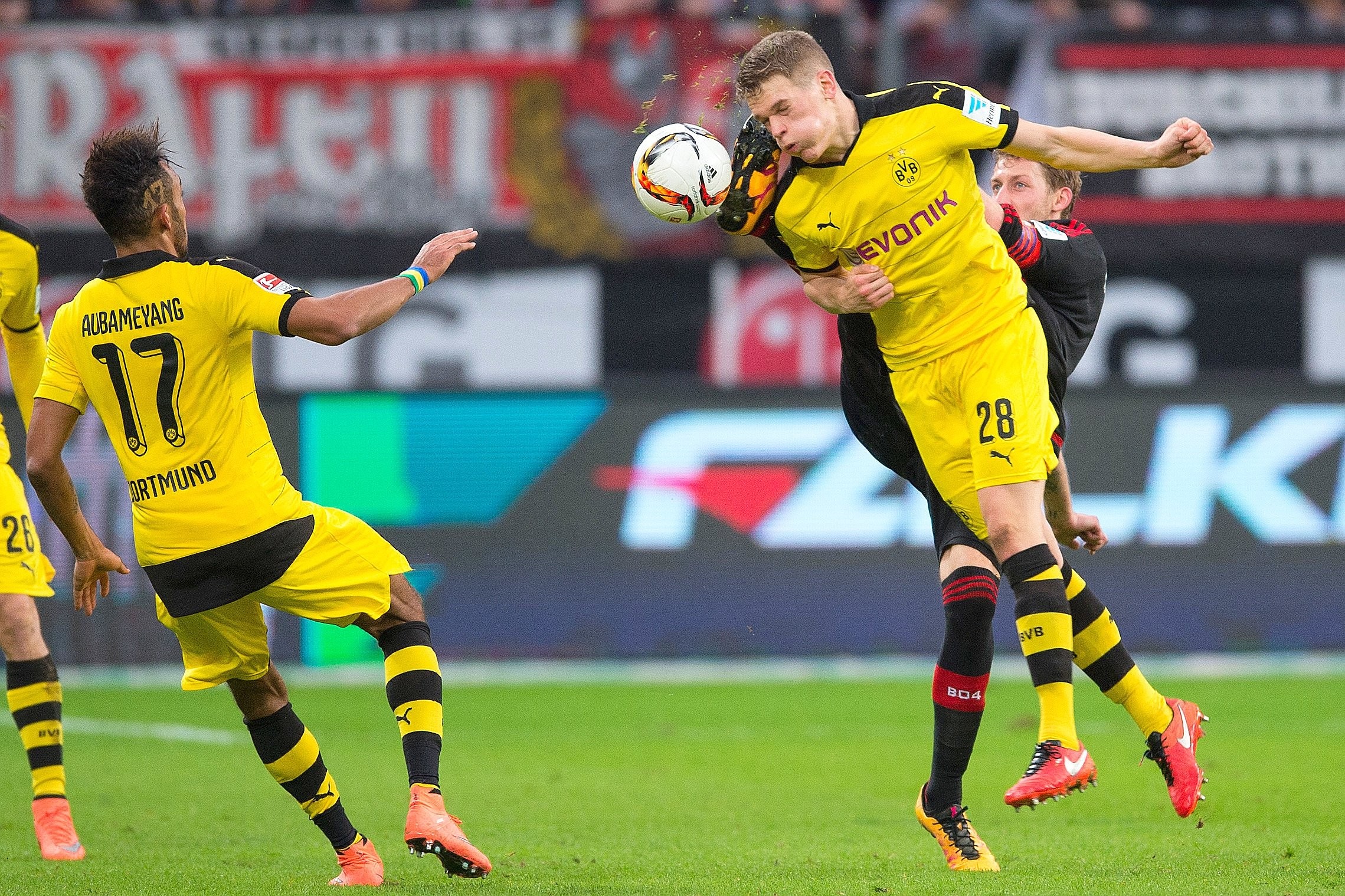 In einem umkämpften Bundesliga-Spitzenspiel bei Bayer Leverkusen fand der BVB das glücklichere Ende: Nach einem Treffer durch Pierre-Emerick Aubameyang siegte Borussia Dortmund mit 1:0. Für Aufregung sorgte Schiedsrichter Felix Zwayer, der das Spiel für zehn Minuten unterbrach. Bayer-Trainer Roger Schmidt war seiner Anweisung, auf die Tribüne zu gehen, nicht gefolgt.