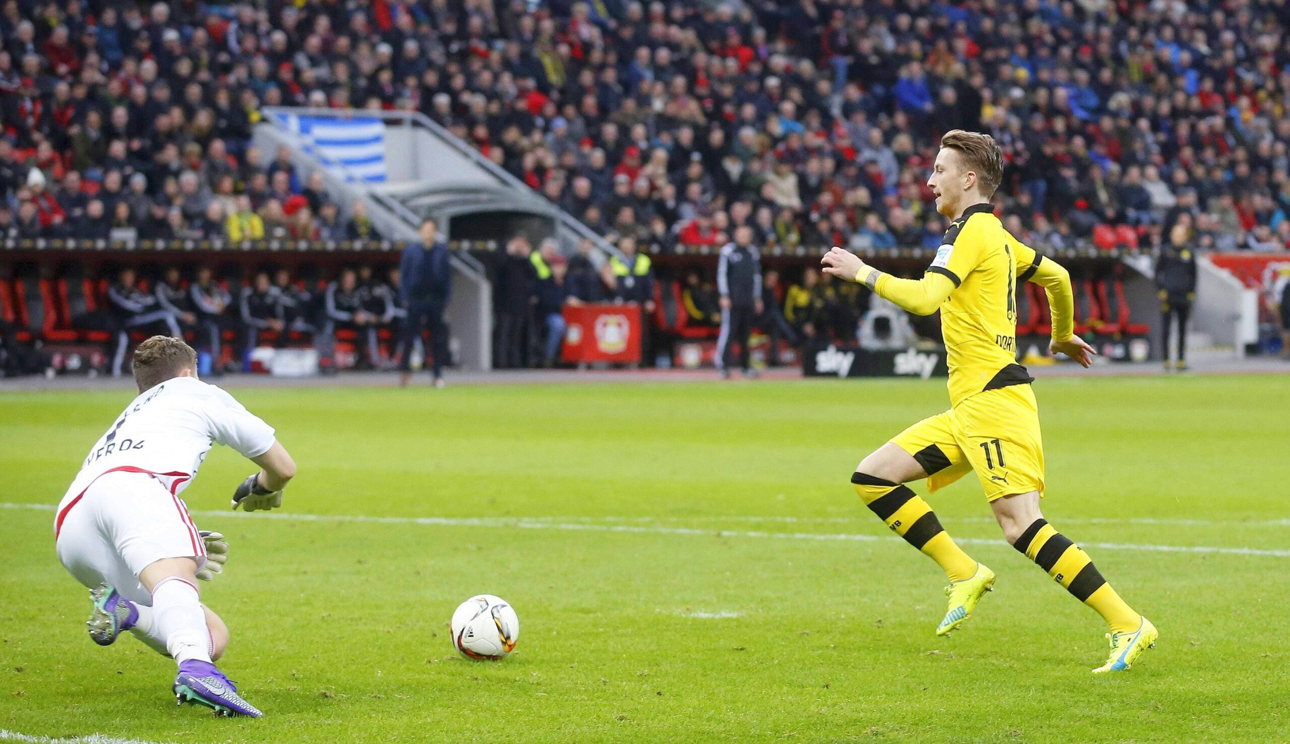 In einem umkämpften Bundesliga-Spitzenspiel bei Bayer Leverkusen fand der BVB das glücklichere Ende: Nach einem Treffer durch Pierre-Emerick Aubameyang siegte Borussia Dortmund mit 1:0. Für Aufregung sorgte Schiedsrichter Felix Zwayer, der das Spiel für zehn Minuten unterbrach. Bayer-Trainer Roger Schmidt war seiner Anweisung, auf die Tribüne zu gehen, nicht gefolgt.