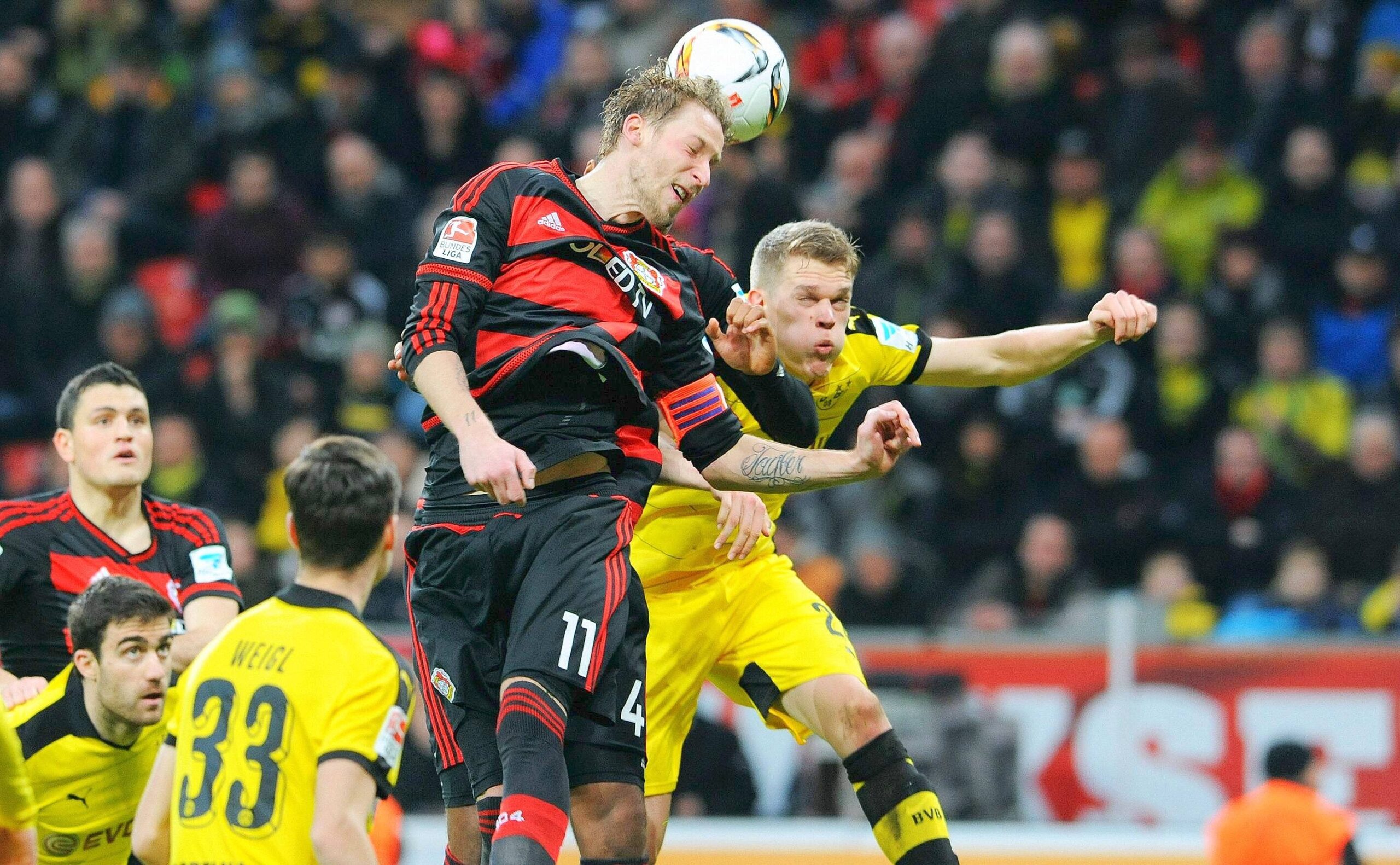 In einem umkämpften Bundesliga-Spitzenspiel bei Bayer Leverkusen fand der BVB das glücklichere Ende: Nach einem Treffer durch Pierre-Emerick Aubameyang siegte Borussia Dortmund mit 1:0. Für Aufregung sorgte Schiedsrichter Felix Zwayer, der das Spiel für zehn Minuten unterbrach. Bayer-Trainer Roger Schmidt war seiner Anweisung, auf die Tribüne zu gehen, nicht gefolgt.