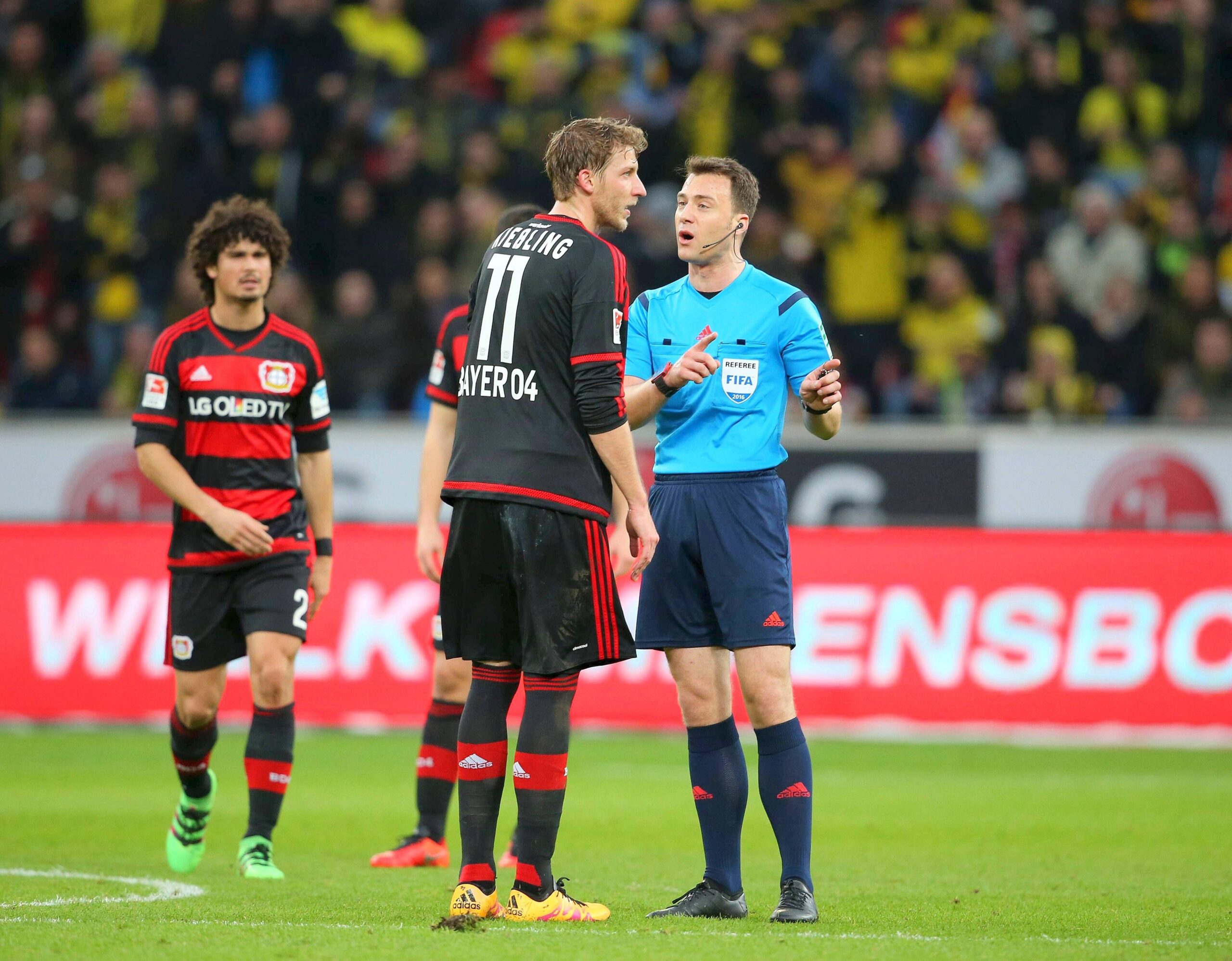 In einem umkämpften Bundesliga-Spitzenspiel bei Bayer Leverkusen fand der BVB das glücklichere Ende: Nach einem Treffer durch Pierre-Emerick Aubameyang siegte Borussia Dortmund mit 1:0. Für Aufregung sorgte Schiedsrichter Felix Zwayer, der das Spiel für zehn Minuten unterbrach. Bayer-Trainer Roger Schmidt war seiner Anweisung, auf die Tribüne zu gehen, nicht gefolgt.