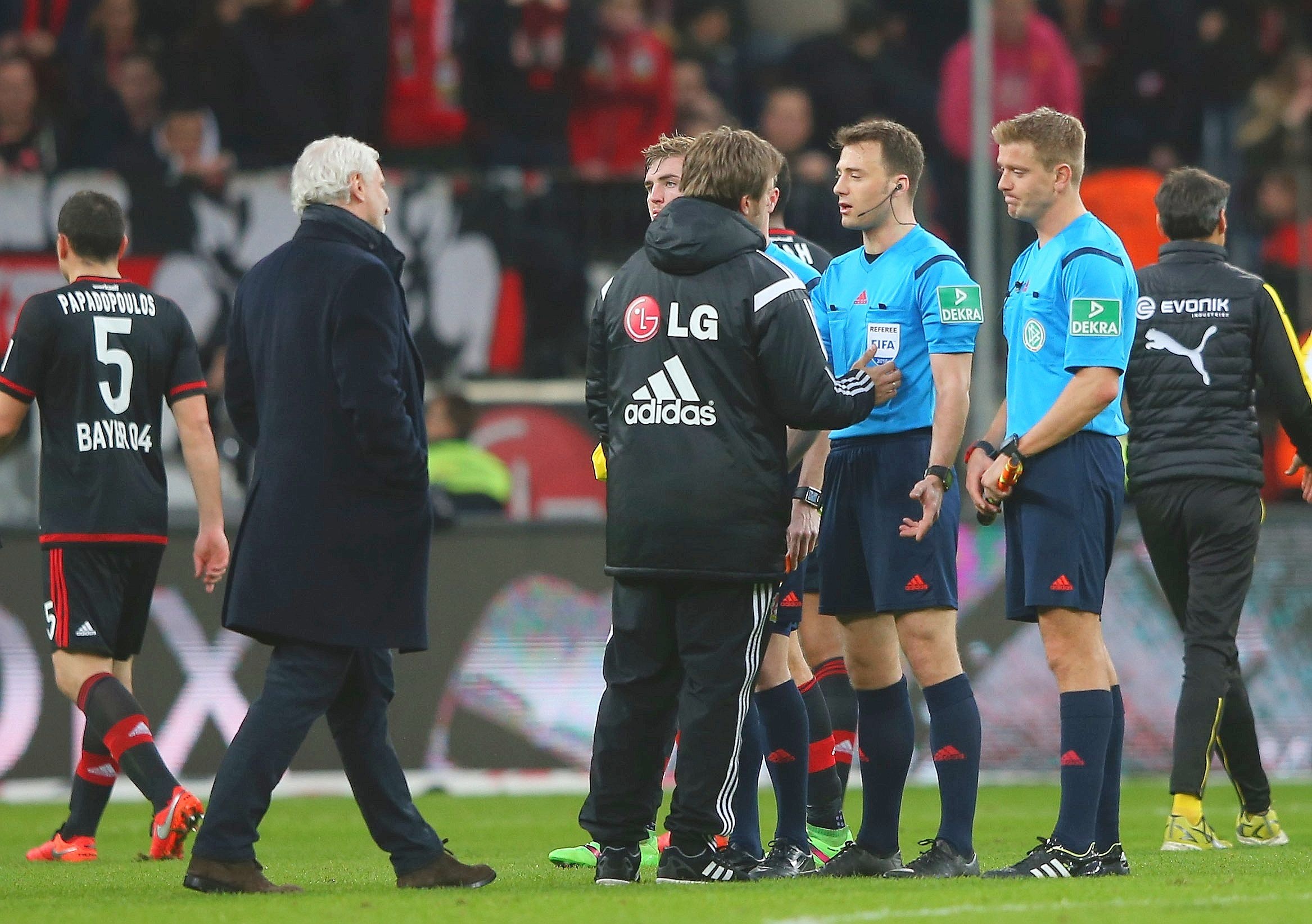 In einem umkämpften Bundesliga-Spitzenspiel bei Bayer Leverkusen fand der BVB das glücklichere Ende: Nach einem Treffer durch Pierre-Emerick Aubameyang siegte Borussia Dortmund mit 1:0. Für Aufregung sorgte Schiedsrichter Felix Zwayer, der das Spiel für zehn Minuten unterbrach. Bayer-Trainer Roger Schmidt war seiner Anweisung, auf die Tribüne zu gehen, nicht gefolgt.