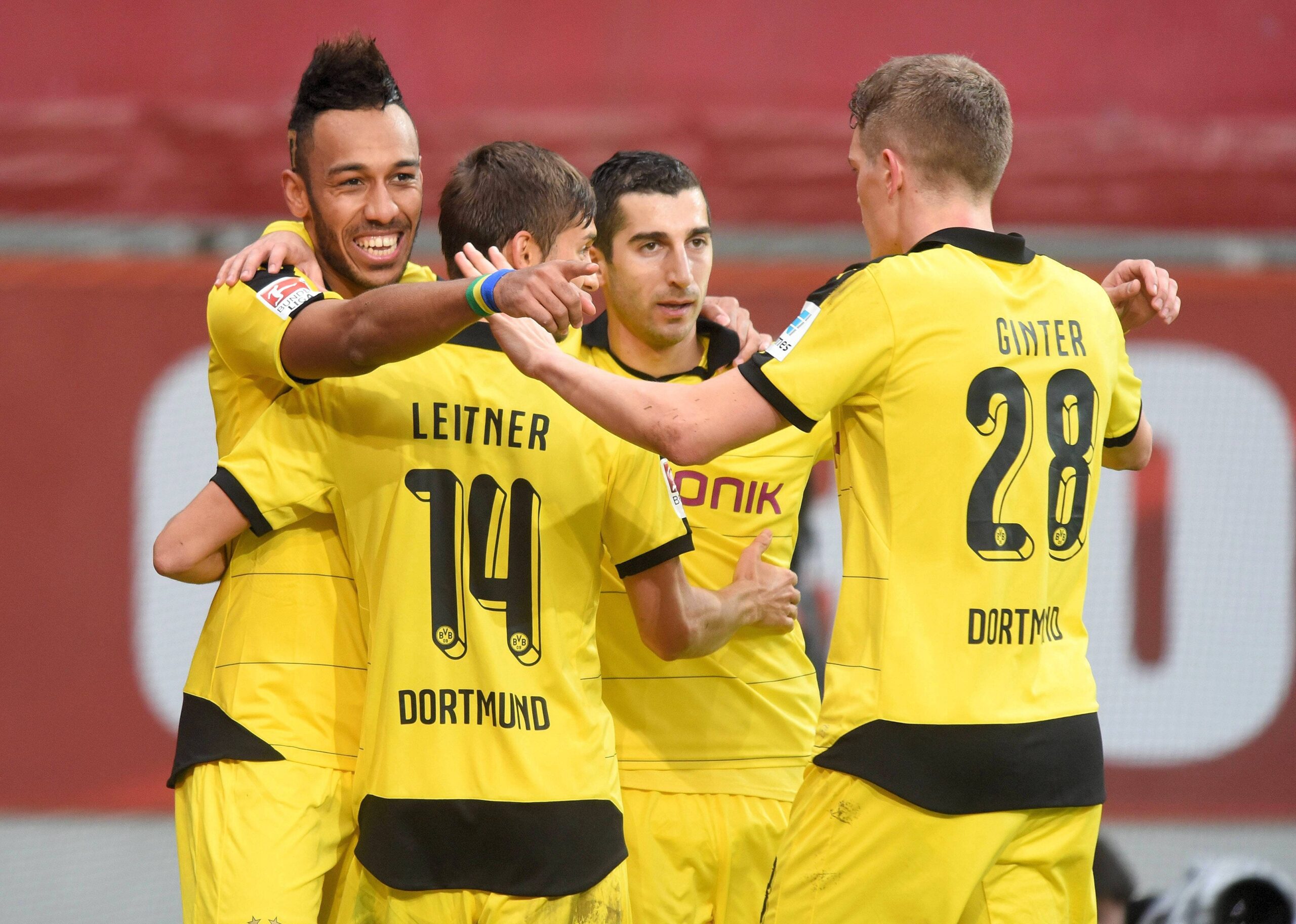 In einem umkämpften Bundesliga-Spitzenspiel bei Bayer Leverkusen fand der BVB das glücklichere Ende: Nach einem Treffer durch Pierre-Emerick Aubameyang siegte Borussia Dortmund mit 1:0. Für Aufregung sorgte Schiedsrichter Felix Zwayer, der das Spiel für zehn Minuten unterbrach. Bayer-Trainer Roger Schmidt war seiner Anweisung, auf die Tribüne zu gehen, nicht gefolgt.