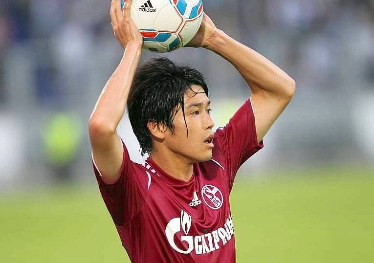 Atsuto Uchida: Der Japaner kam für Christian Fuchs in die Mannschaft und wollte sich unbedingt zeigen. Schoss sehr oft aufs Tor, hätte in der 42. Minute auch fast getroffen. Doch bei allem Offensivdrang: Er vernachlässigte völlig seine Deckungsaufgaben – es brannte ...