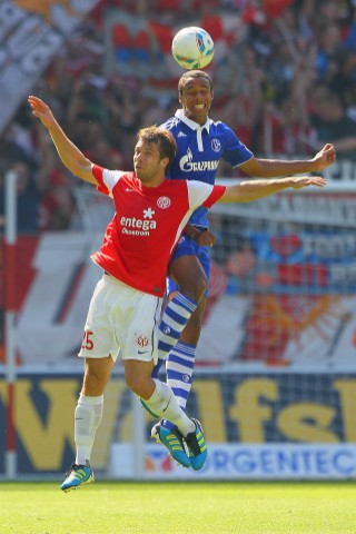 FSV Mainz - Schalke 04, Endstand 2:4. Andreas Ivanschitz und Joel Matip im Kopfballduell.
