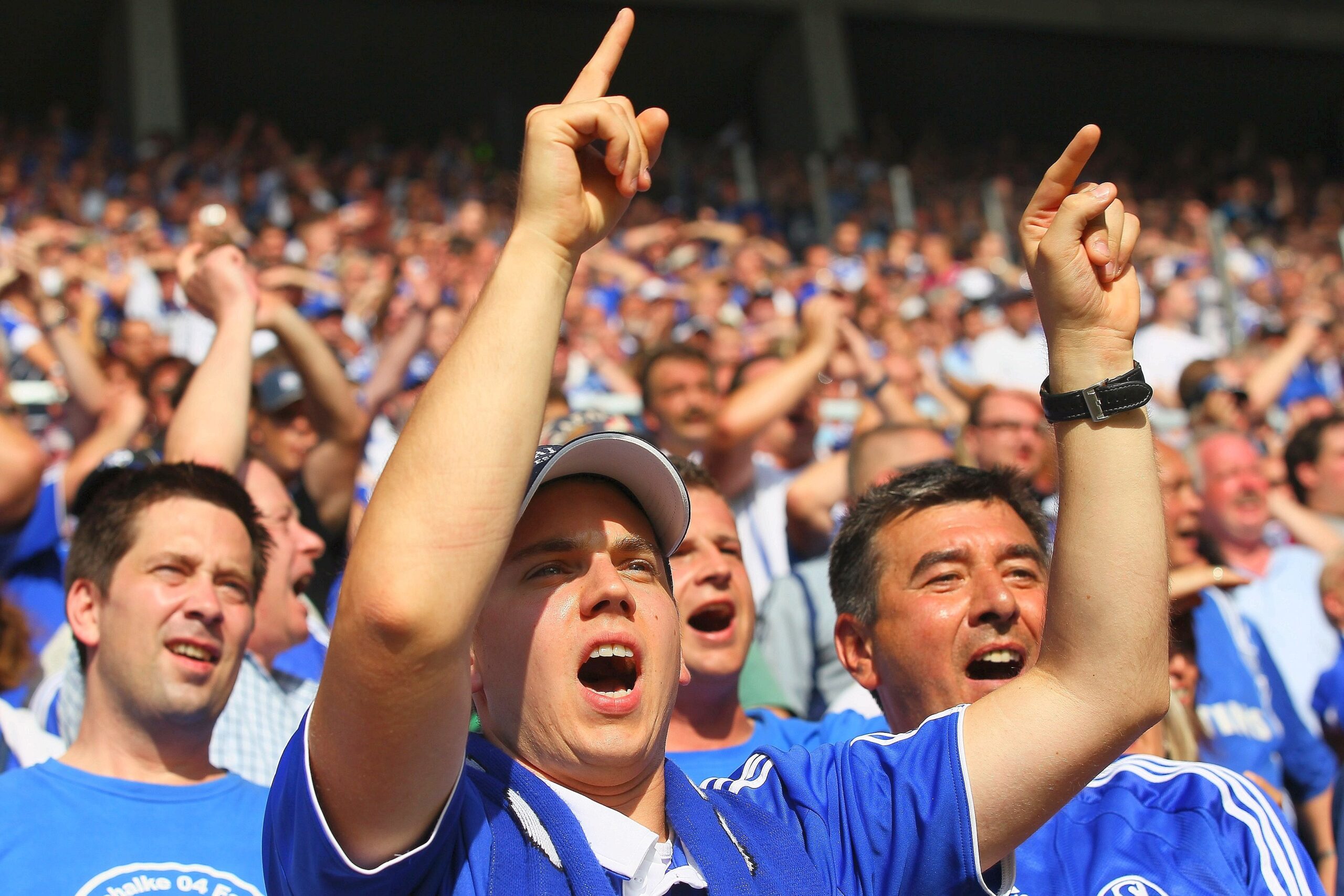 FSV Mainz - Schalke 04, Endstand 2:4. Schalker Fans feiern ihr Team nach dem Schlusspfiff.