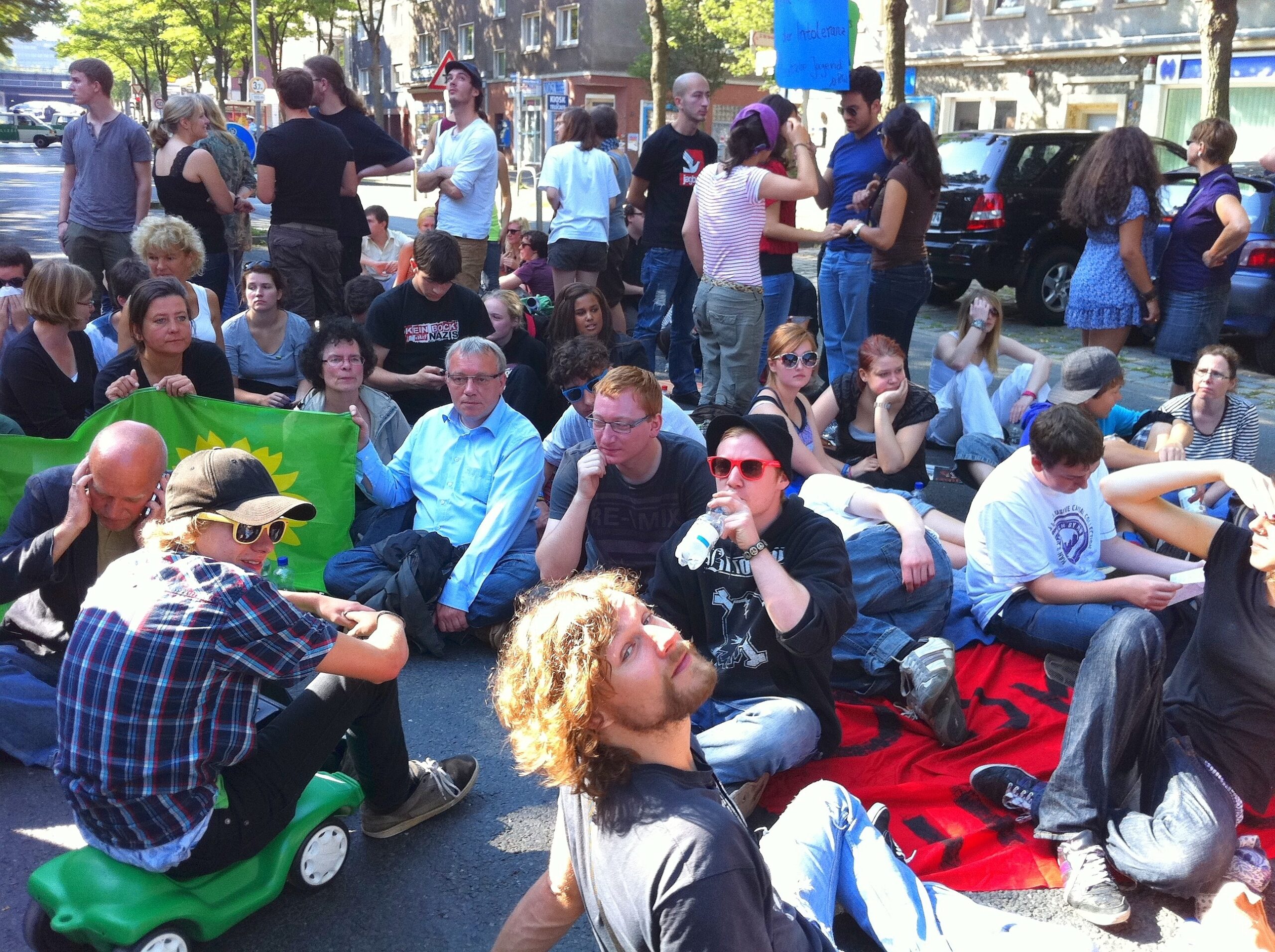 Sitzblockade gegen Neonazis.