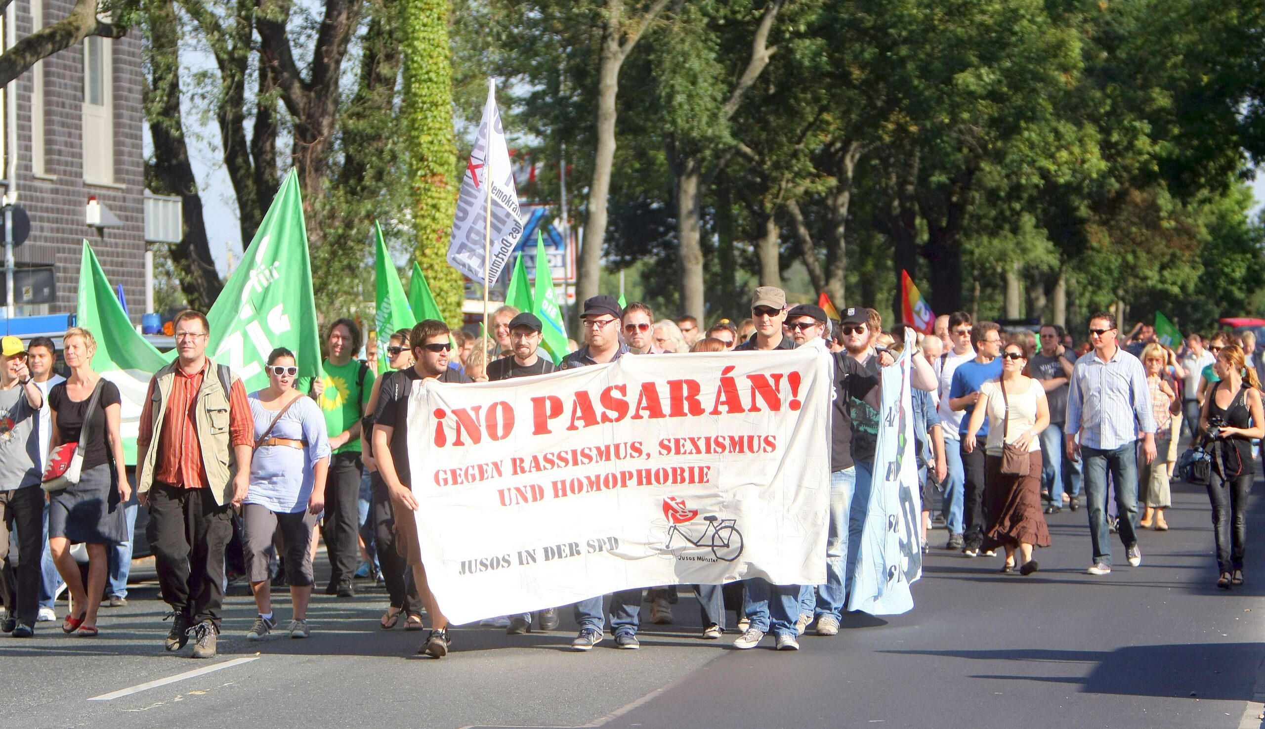 Jusos marschierten gegen den Nazi-Aufmarsch.