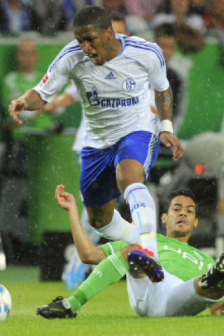 VfL Wolfsburg gegen Schalke 04, Endstand 2:1. Jefferson Farfan gegen Wolfsburgs Josué.