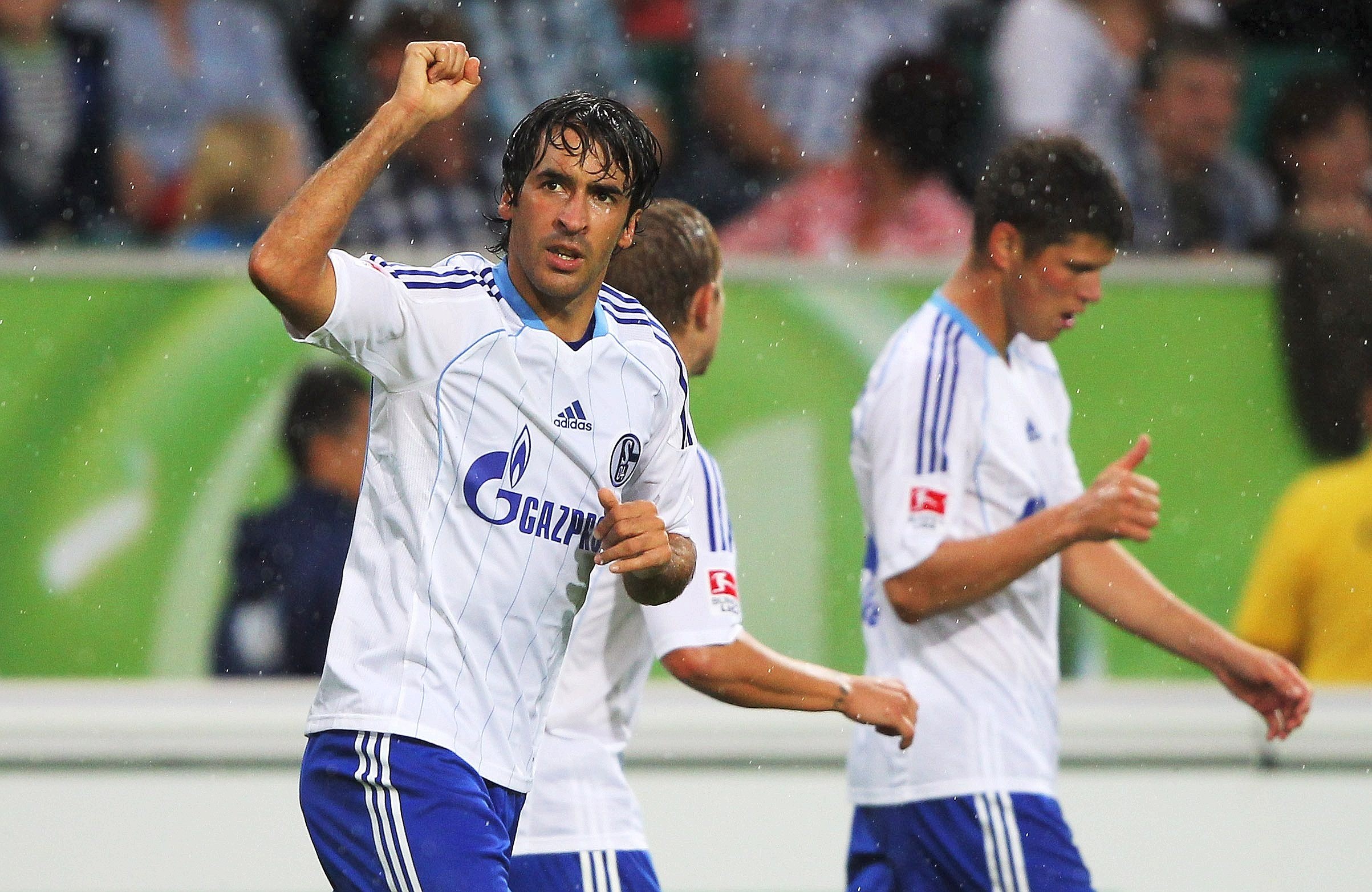 VfL Wolfsburg gegen Schalke 04, Endstand 2:1. Raúl jubelt über seinen Treffer.