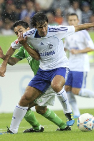 VfL Wolfsburg gegen Schalke 04, Endstand 2:1. Raúl im Zweikampf mit Josué.