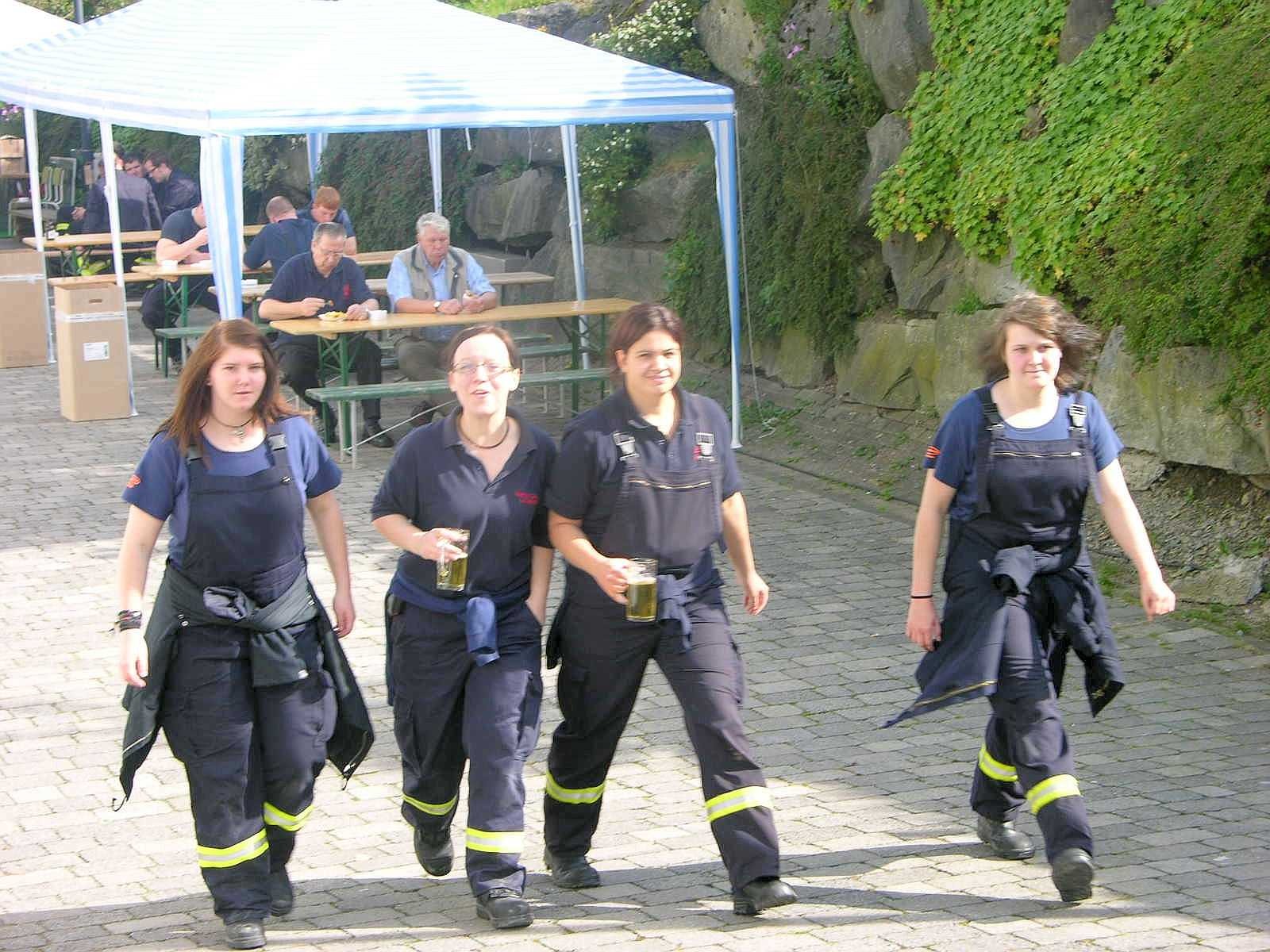 Seit 1991 wird im Hochsauerlandkreis der Leistungsnachweis der Feuerwehren nach den Richtlinien des Feuerwehrverbandes durchgeführt. Die Löschgruppe Berge der Freiwilligen Feuerwehr Meschede war am Samstag Ausrichter dieser fast schon traditionellen mittlerweile 21. Veranstaltung.