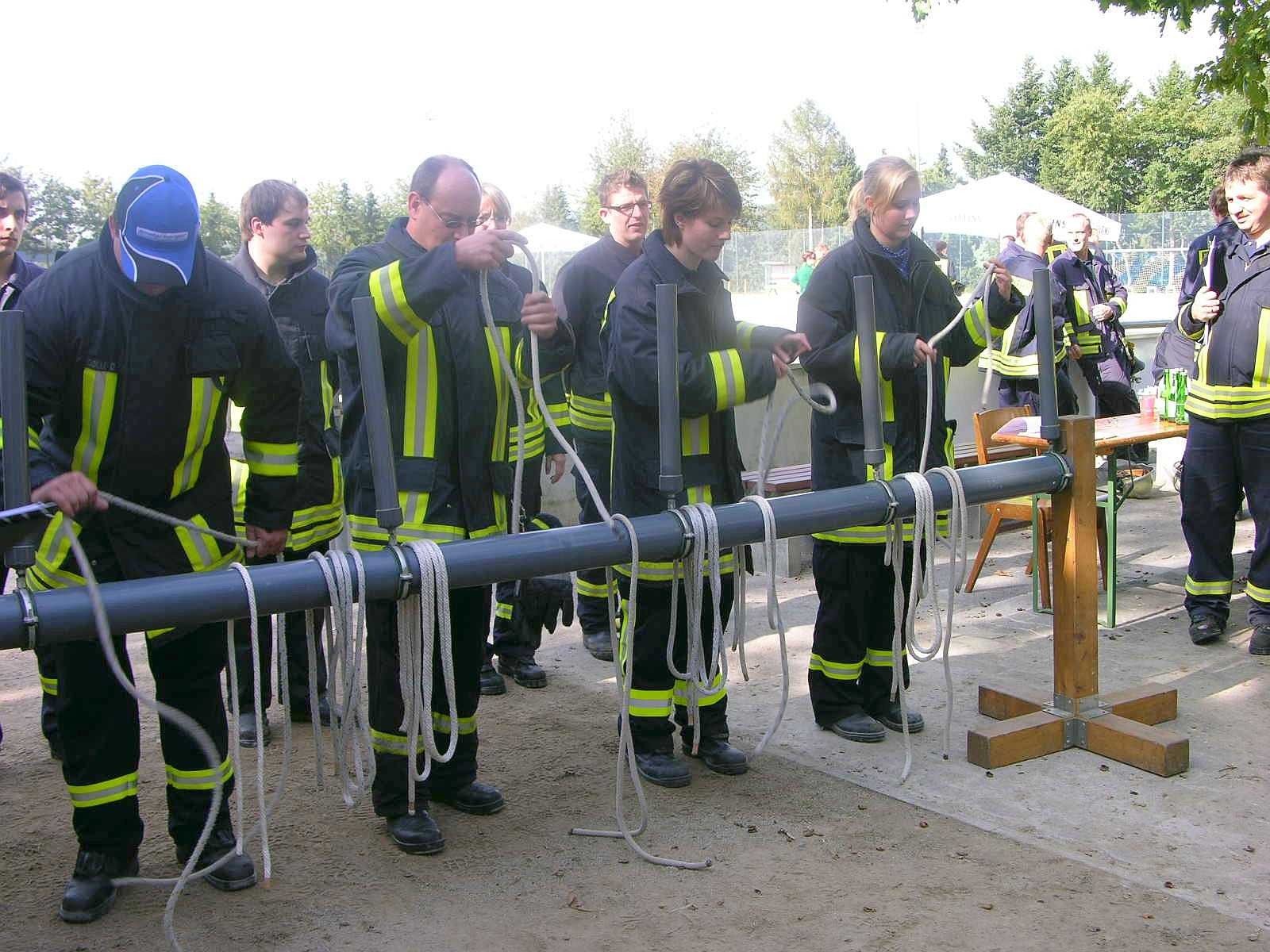 Seit 1991 wird im Hochsauerlandkreis der Leistungsnachweis der Feuerwehren nach den Richtlinien des Feuerwehrverbandes durchgeführt. Die Löschgruppe Berge der Freiwilligen Feuerwehr Meschede war am Samstag Ausrichter dieser fast schon traditionellen mittlerweile 21. Veranstaltung.