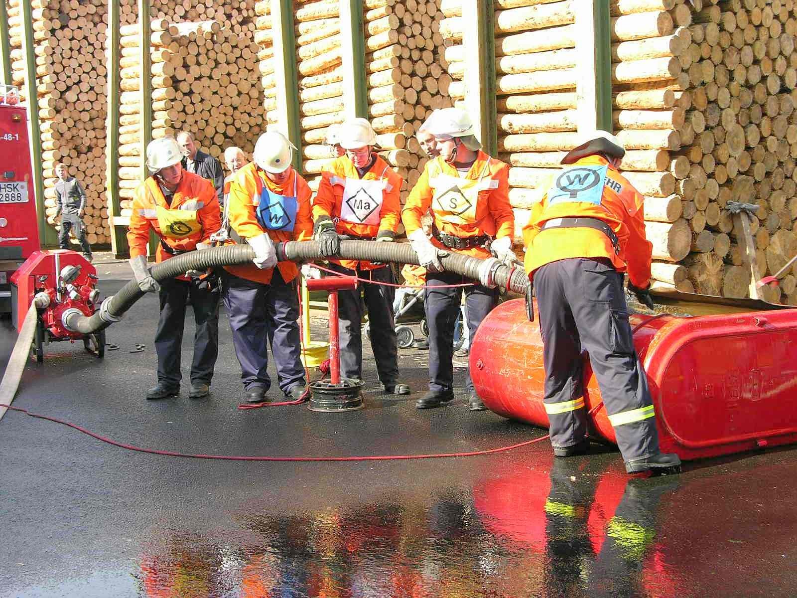 Seit 1991 wird im Hochsauerlandkreis der Leistungsnachweis der Feuerwehren nach den Richtlinien des Feuerwehrverbandes durchgeführt. Die Löschgruppe Berge der Freiwilligen Feuerwehr Meschede war am Samstag Ausrichter dieser fast schon traditionellen mittlerweile 21. Veranstaltung.