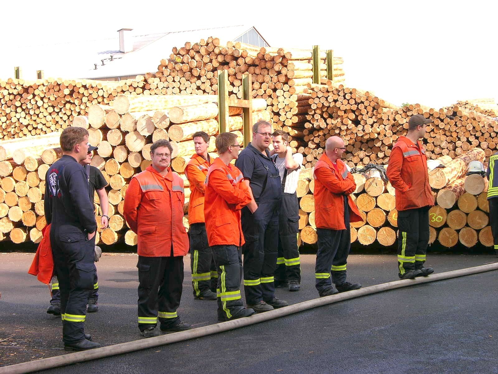 Seit 1991 wird im Hochsauerlandkreis der Leistungsnachweis der Feuerwehren nach den Richtlinien des Feuerwehrverbandes durchgeführt. Die Löschgruppe Berge der Freiwilligen Feuerwehr Meschede war am Samstag Ausrichter dieser fast schon traditionellen mittlerweile 21. Veranstaltung.