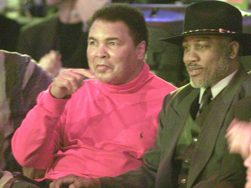 ... Muhammad Ali. Dreimal kämpften die Ausnahmesportler um die Krone des Boxsports. Frazier brachte Ali die erste Niederlage bei. Der Kampf im Jahr 1971...