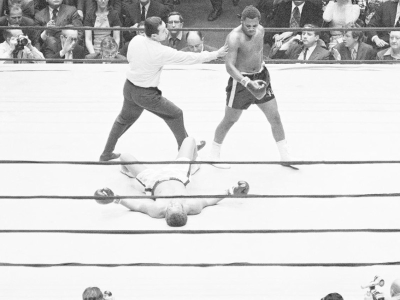 ...Das musste 1970 Jimmy Ellis in New York erfahren. Joe Frazier sieht grimmig aus, obwohl der Gegner davon nichts mitkriegt. Kein echter Kontrahent...