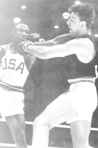 ...war 1964 bei den Olympischen Spielen in Tokio der deutsche Boxer Hans Huber. Frazier kämpfte gegen Hober mit gebrochener rechter Hand - und gewann. Frazier wurde dann Olympiasieger. Ohne Training...