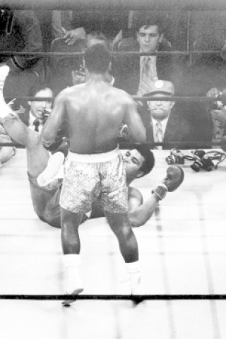 Er hat es geschafft: Joe Frazier ist der Sieger im Jahrhundertkampf im Madison Square Garden. Doch die Geschichte zwischen diesen beiden Boxern ging weiter...