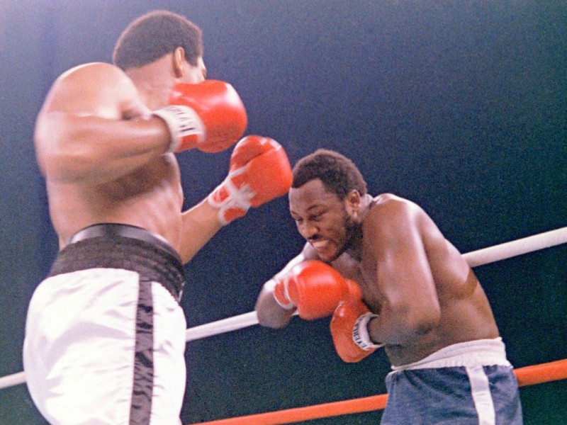 ... Hier ist Frazier nicht der Sieger: 1975 in Manila wurde der Kampf nach 14 Runden zugunsten von Ali abgebrochen. Damit war Frazier endgültig nicht der Größte, sondern der Zweitgrößte. Nicht nur mit Ali traf Frazier im Ring zusammen. Richtig giftig...