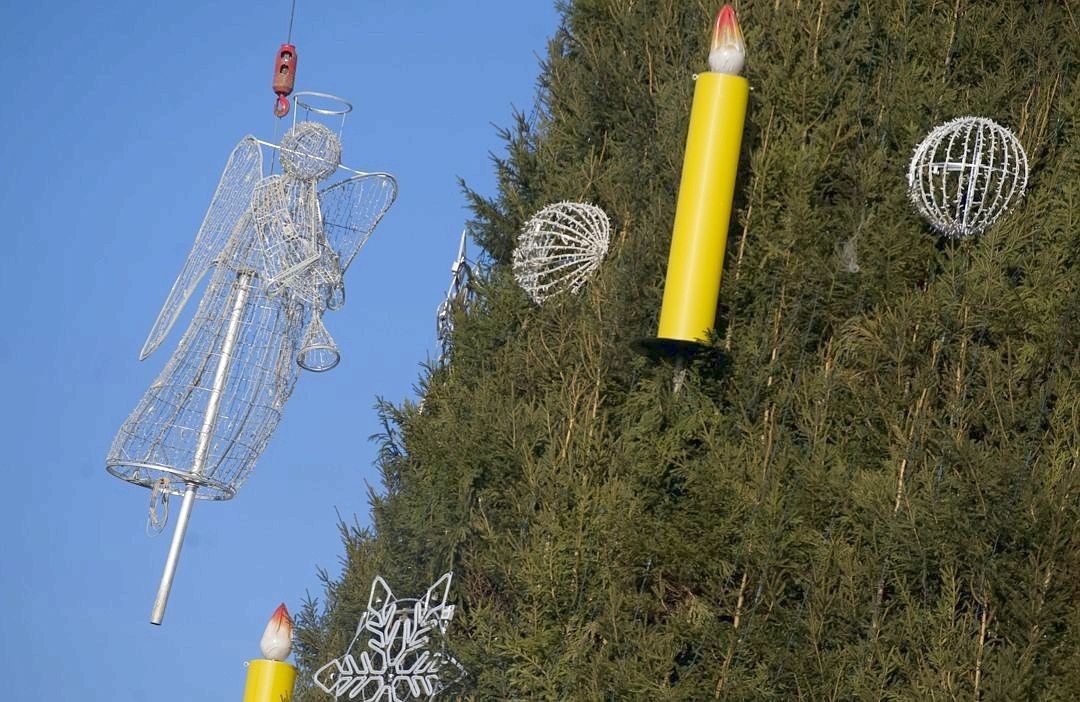 Der Engel wird auf der Spitze des Dortmunder Weihnachtsbaums angebracht. Riesentanne Weihnachtsmarkt.Foto: Knut Vahlensieck