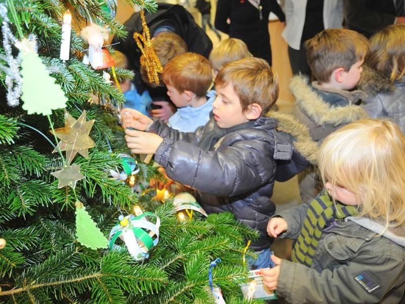 Am Freitag,den 18.11.2011Wunschweihnachtsbaum Moers Aktion:Evangelischer Kindergarten  Pastorratstraße in Neukirchen/Vluyn schmücken den Wunsch-Weihnachtsbaum in der Sparkasse Vluyn.Foto: Gisela Weißkopf / WAZFotoPool