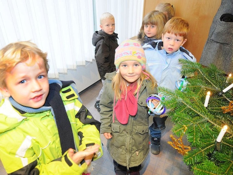 Am Freitag,den 18.11.2011Wunschweihnachtsbaum Moers Aktion:Evangelischer Kindergarten  Pastorratstraße in Neukirchen/Vluyn schmücken den Wunsch-Weihnachtsbaum in der Sparkasse Vluyn.Foto: Gisela Weißkopf / WAZFotoPool