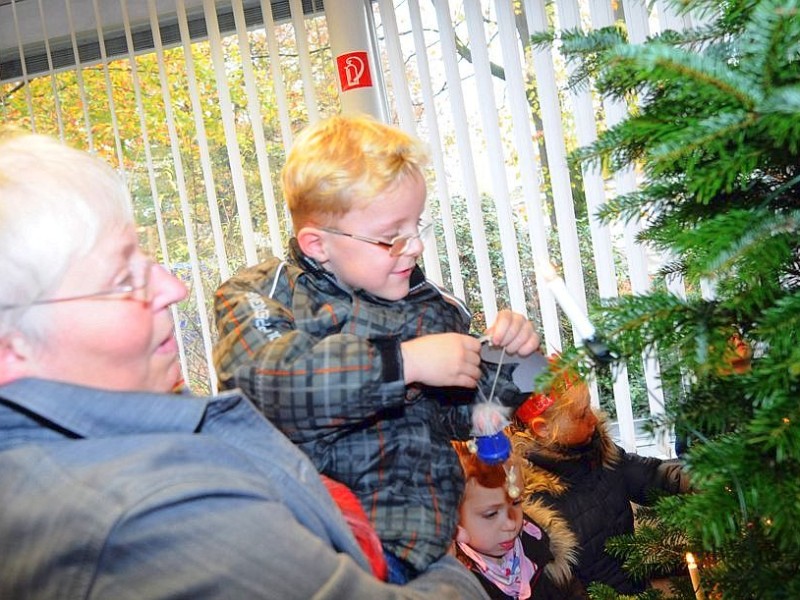 Am Freitag,den 18.11.2011Wunschweihnachtsbaum Moers Aktion:Evangelischer Kindergarten  Pastorratstraße in Neukirchen/Vluyn schmücken den Wunsch-Weihnachtsbaum in der Sparkasse Vluyn.Foto: Gisela Weißkopf / WAZFotoPool