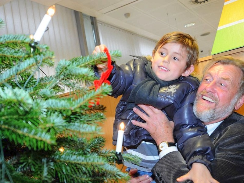 Am Freitag,den 18.11.2011Wunschweihnachtsbaum Moers Aktion:Evangelischer Kindergarten  Pastorratstraße in Neukirchen/Vluyn schmücken den Wunsch-Weihnachtsbaum in der Sparkasse Vluyn.Foto: Gisela Weißkopf / WAZFotoPool