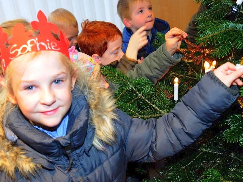 Am Freitag,den 18.11.2011Wunschweihnachtsbaum Moers Aktion:Evangelischer Kindergarten  Pastorratstraße in Neukirchen/Vluyn schmücken den Wunsch-Weihnachtsbaum in der Sparkasse Vluyn.Foto: Gisela Weißkopf / WAZFotoPool