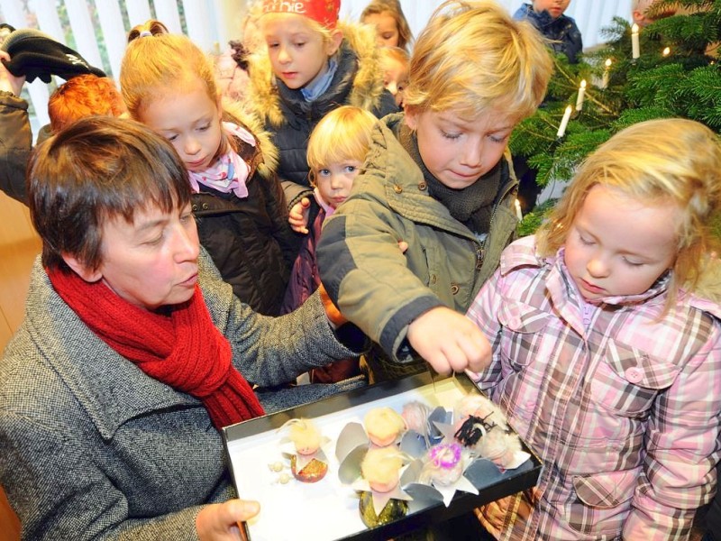 Am Freitag,den 18.11.2011Wunschweihnachtsbaum Moers Aktion:Evangelischer Kindergarten  Pastorratstraße in Neukirchen/Vluyn schmücken den Wunsch-Weihnachtsbaum in der Sparkasse Vluyn.Foto: Gisela Weißkopf / WAZFotoPool